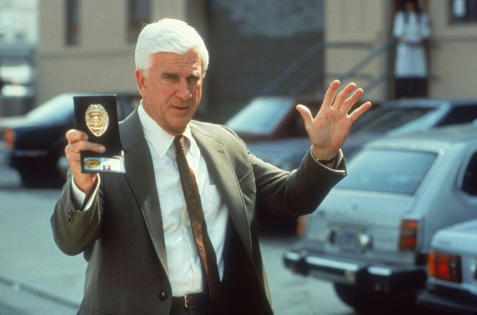 Wo Frank Drebin (Leslie Nielsen) auftaucht, regiert das Chaos. (Bild: ZDF/Elliott Marks)