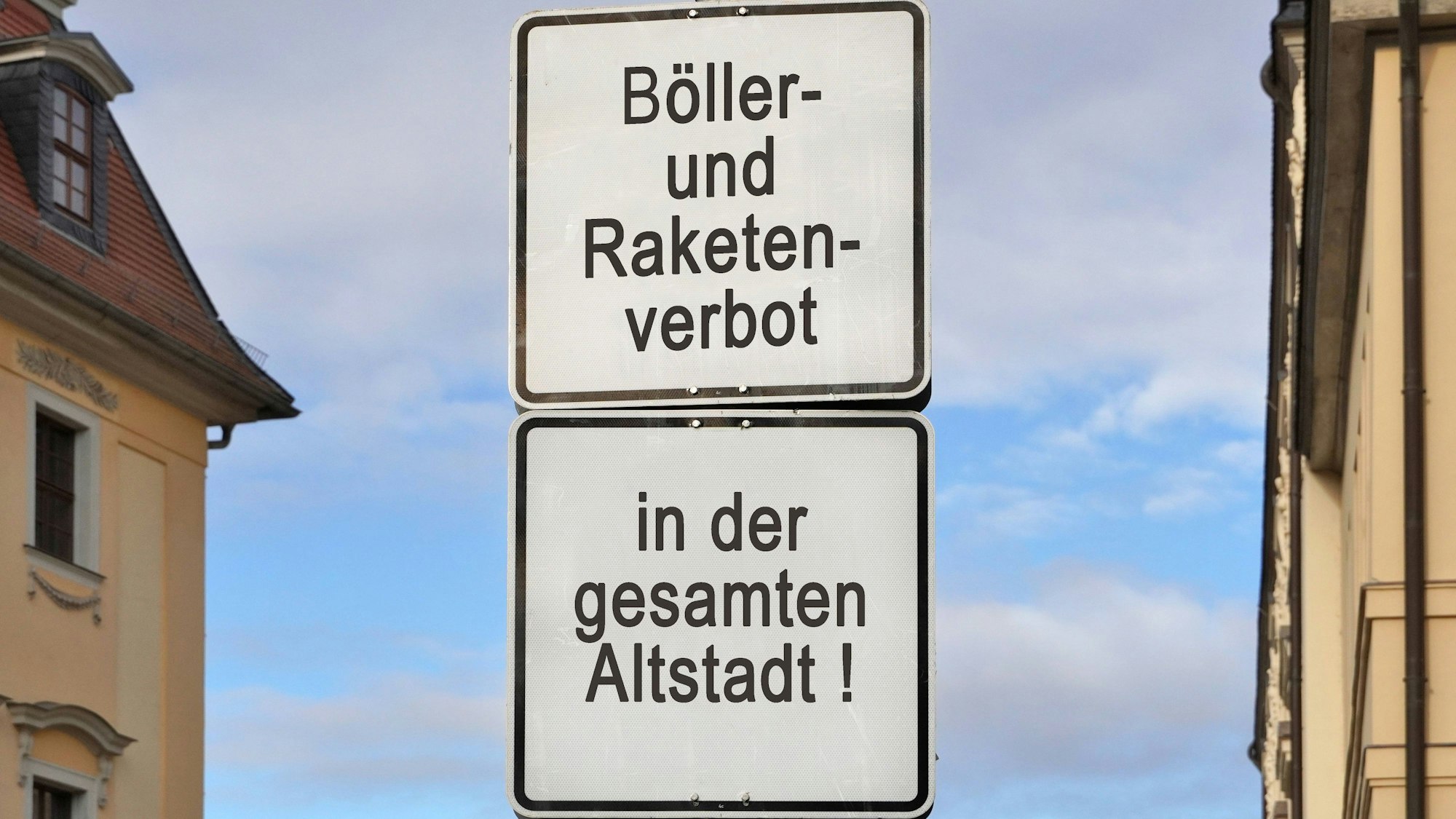 Schilder zeigen Böller- und Raketenverbot in der Altstadt