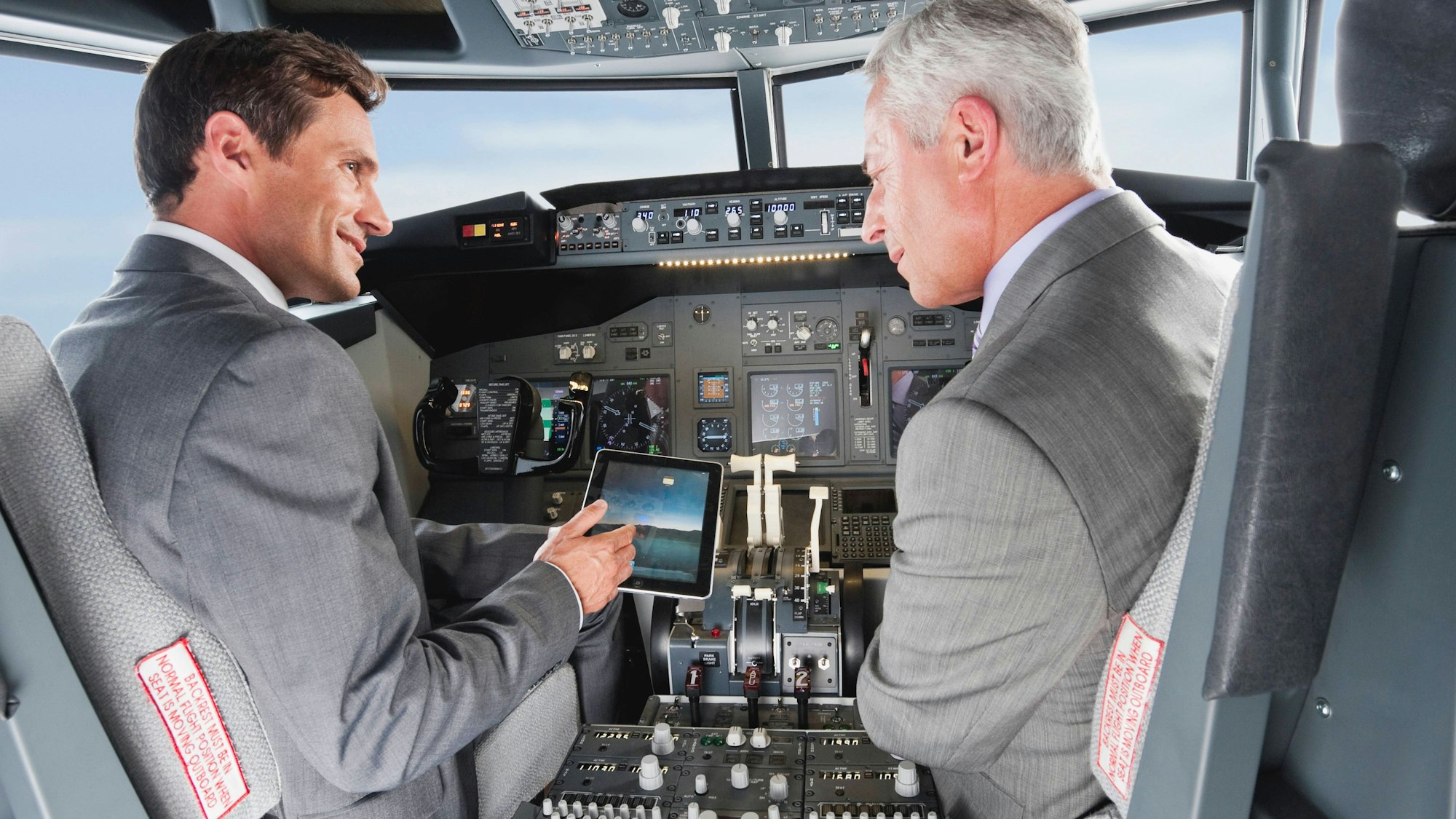 Piloten besprechen Flugplan in einem Cockpit