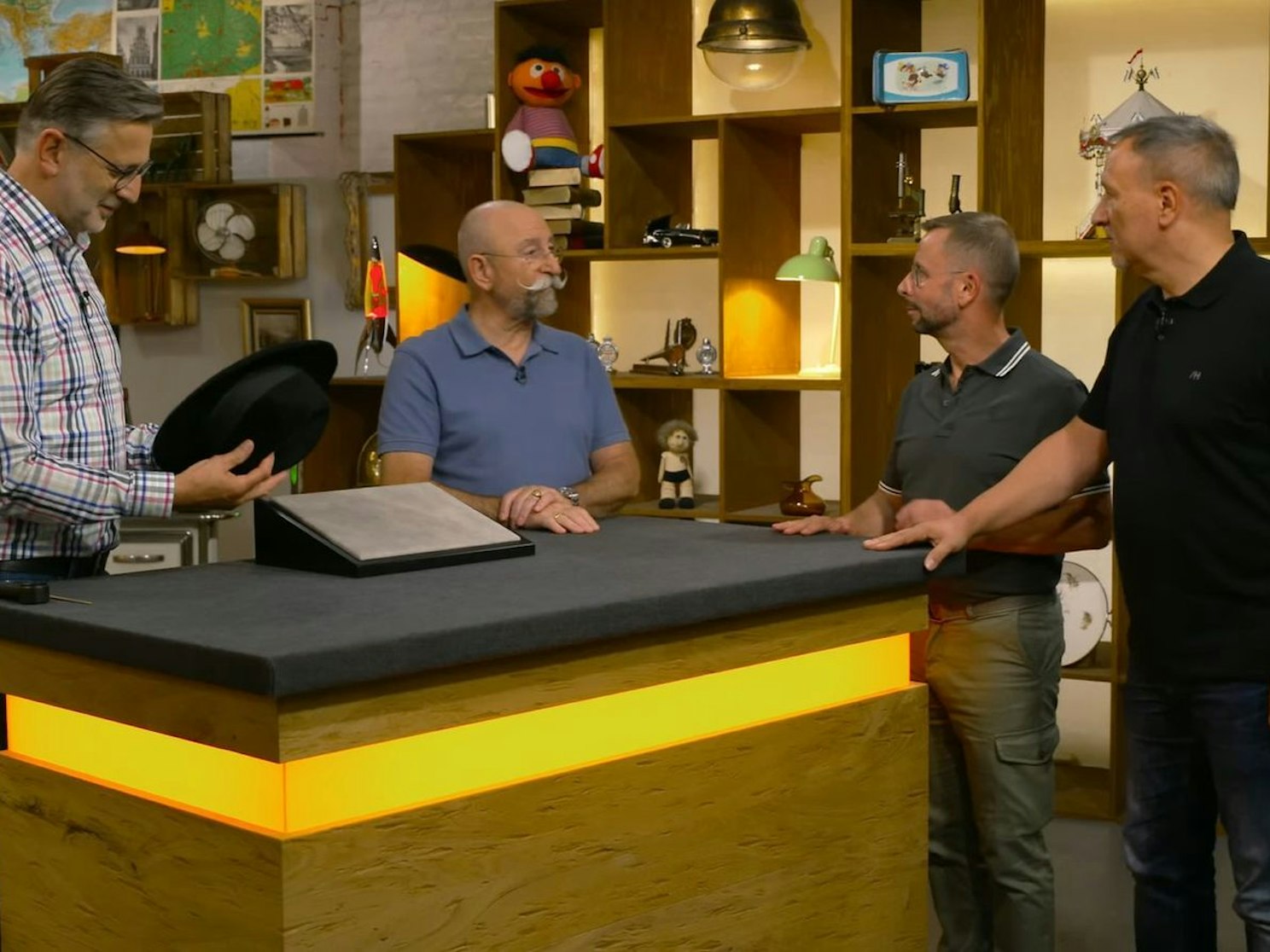 Der Hut trug die Initialen E.J., für Elton John. Genau von diesem stammte auch diese exquisite Haube. (Bild: ZDF)