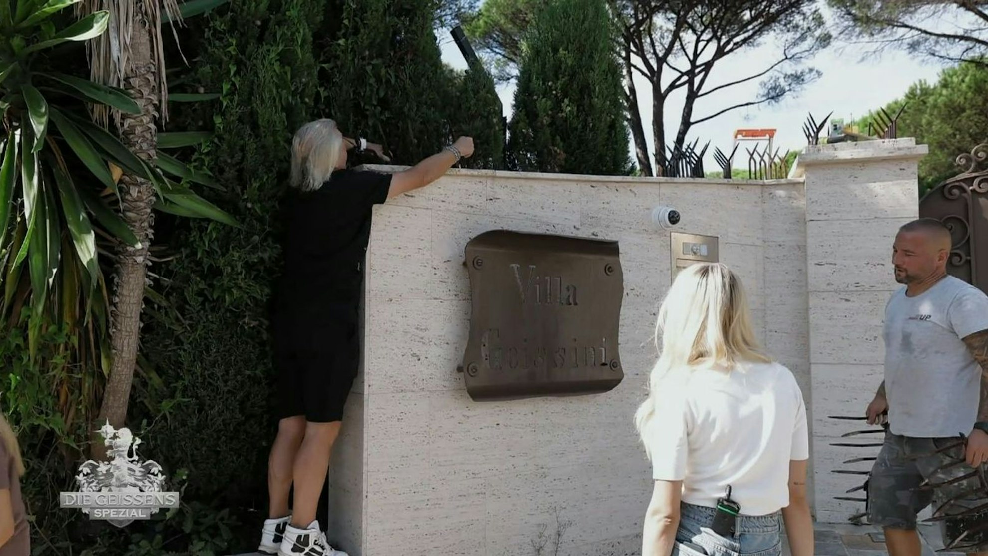 Beim Anbringen der „Speere“ (Carmen Geiss) auf dem Tor verletzt sich Robert beinahe. (Bild: RTL ZWEI)