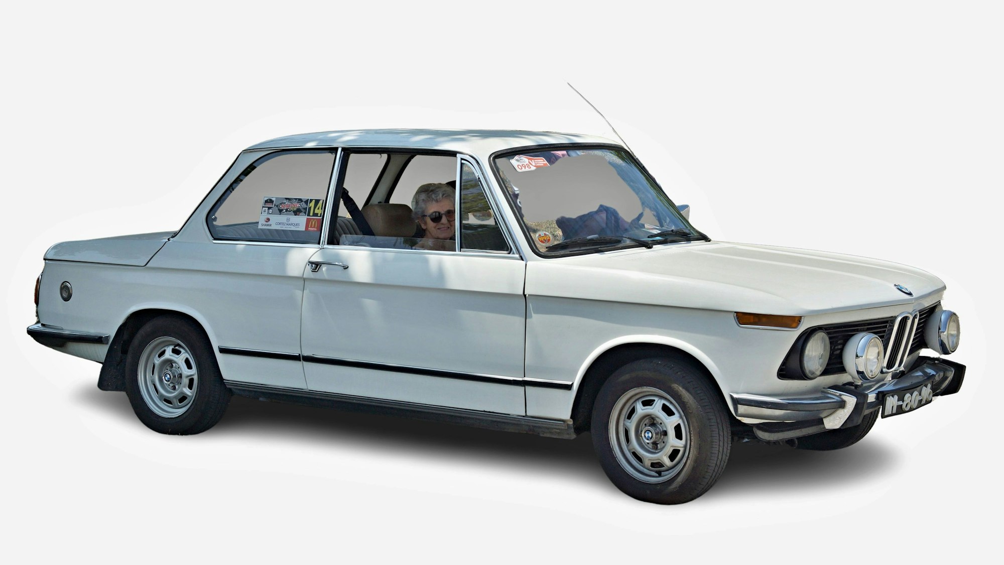 Ältere Frau am Steuer eines alten Autos