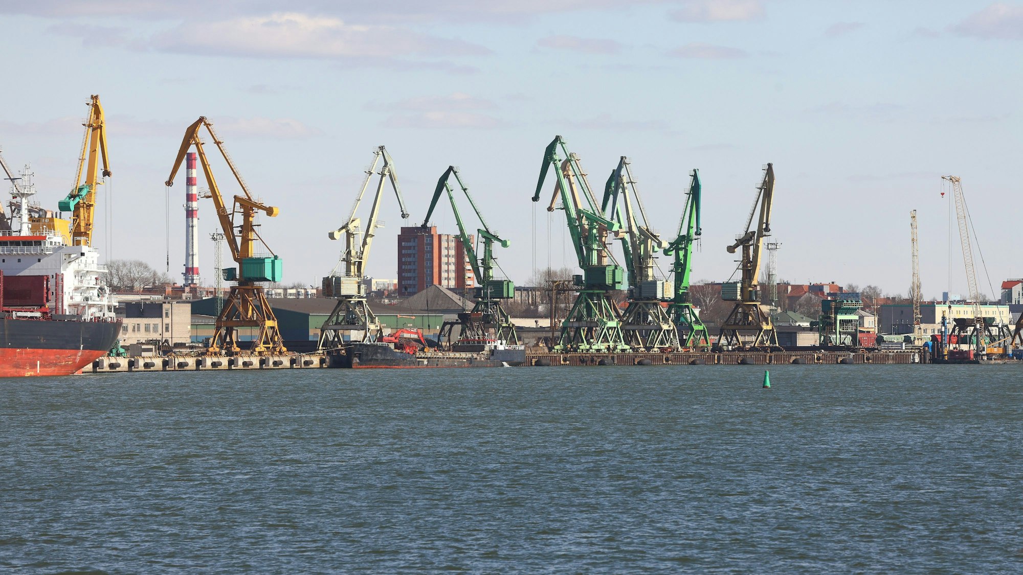 Viele riesige Hafenkräne am Wasser