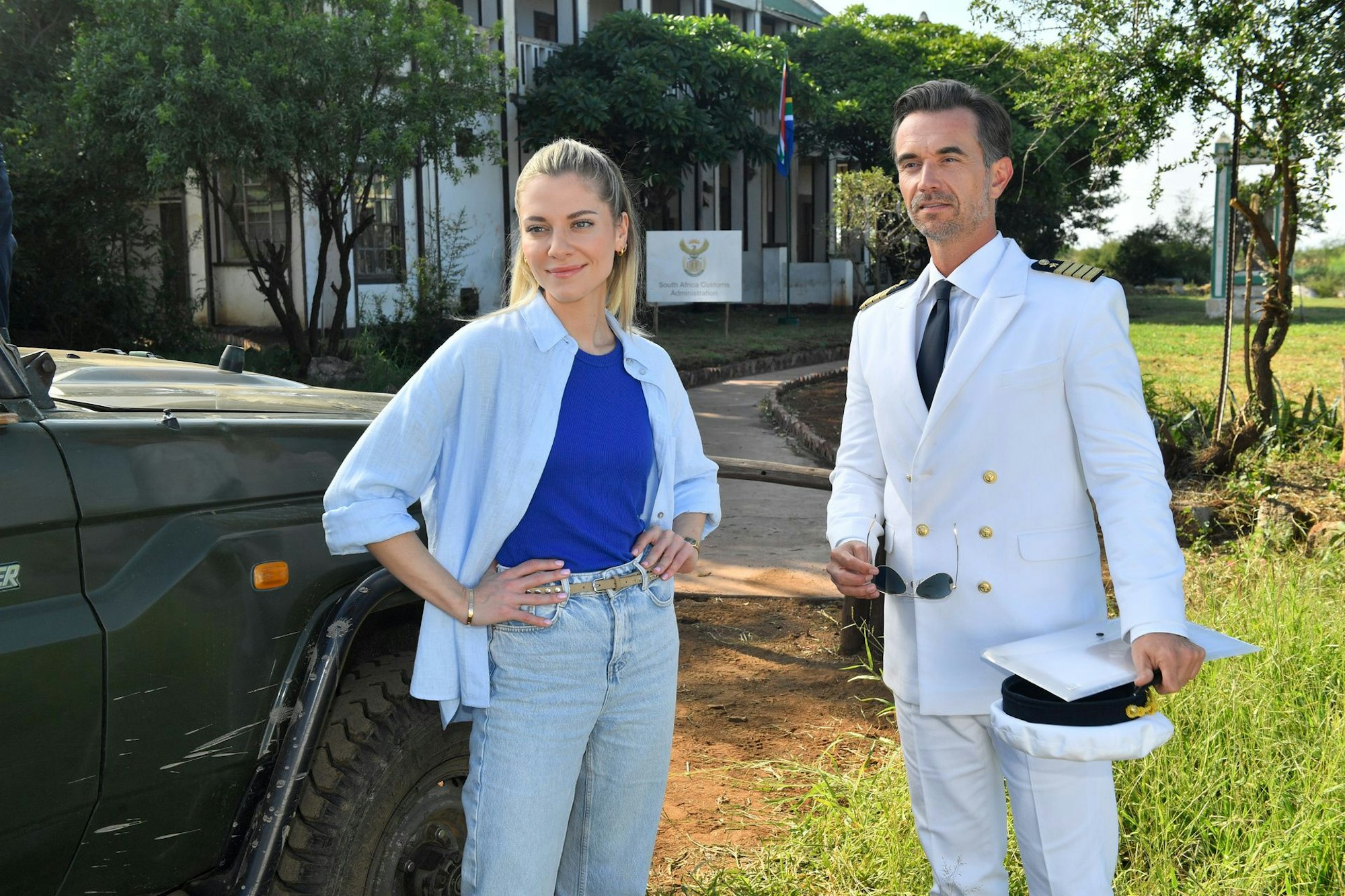 „Traumschiff“-Kapitän Max Parger (Florian Silbereisen) begleitet Sophia Berg (Valentina Pahde) zu ihrer neuen Wirkungsstätte: dem Krankenhaus in Madikwe.