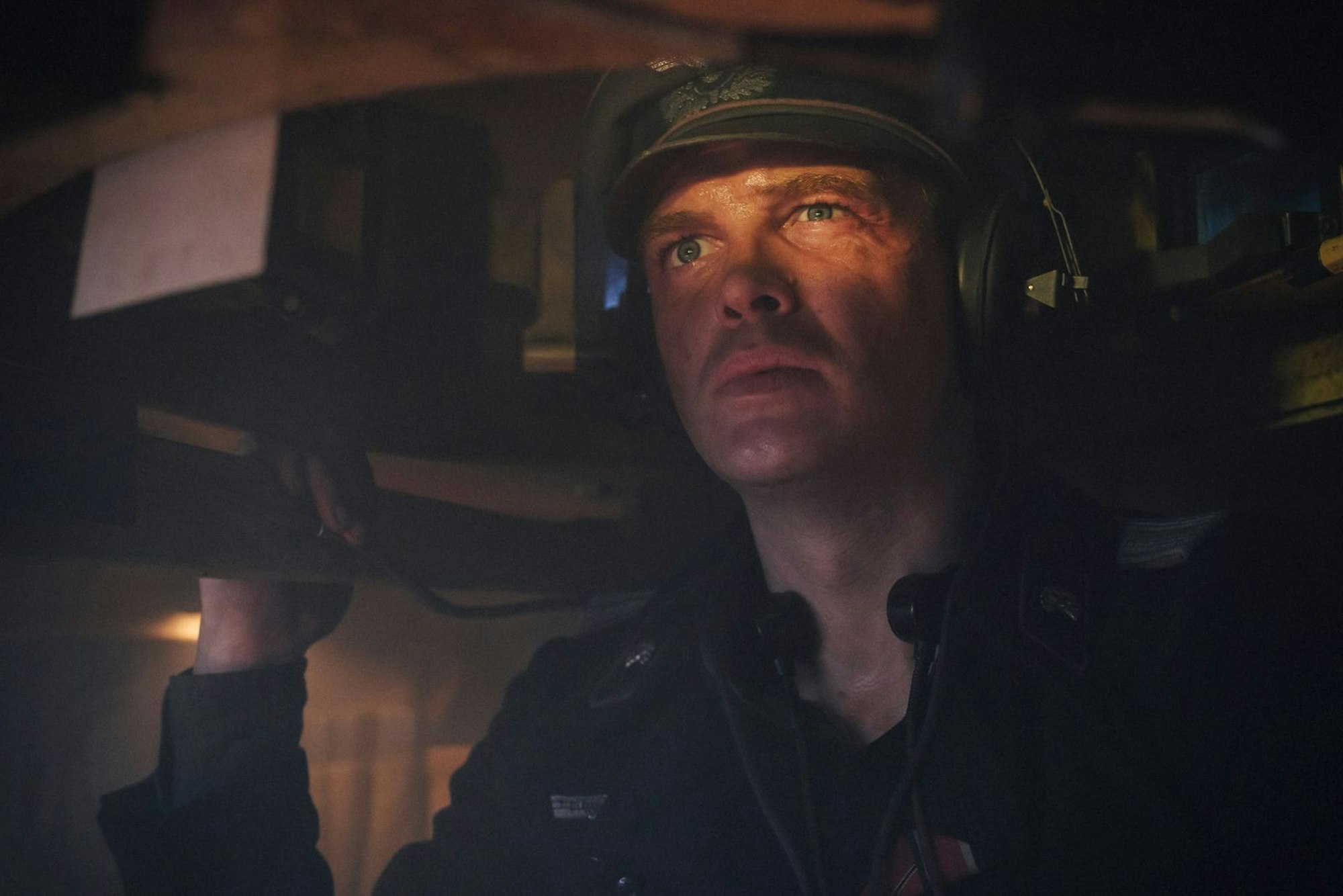 Panzerkommandeur Philip Gerkens (David Schütter) versucht, aus dem mysteriösen Auftrag, den er erhielt, schlau zu werden. (Bild: Amazon MGM Studios)