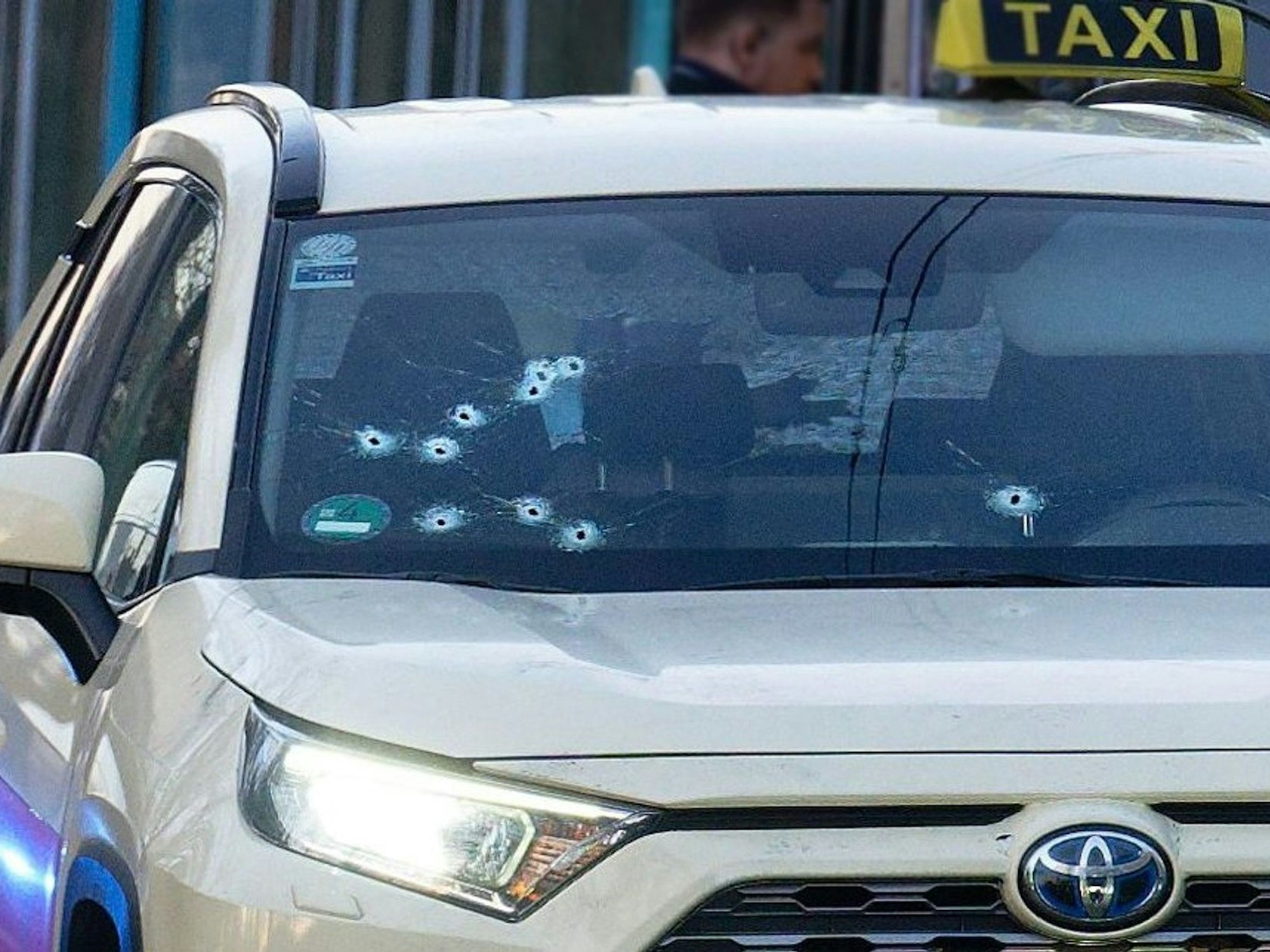 Auf das Taxi wurden mehrere Schüsse abgegeben - vor allem auf die Beifahrerseite.