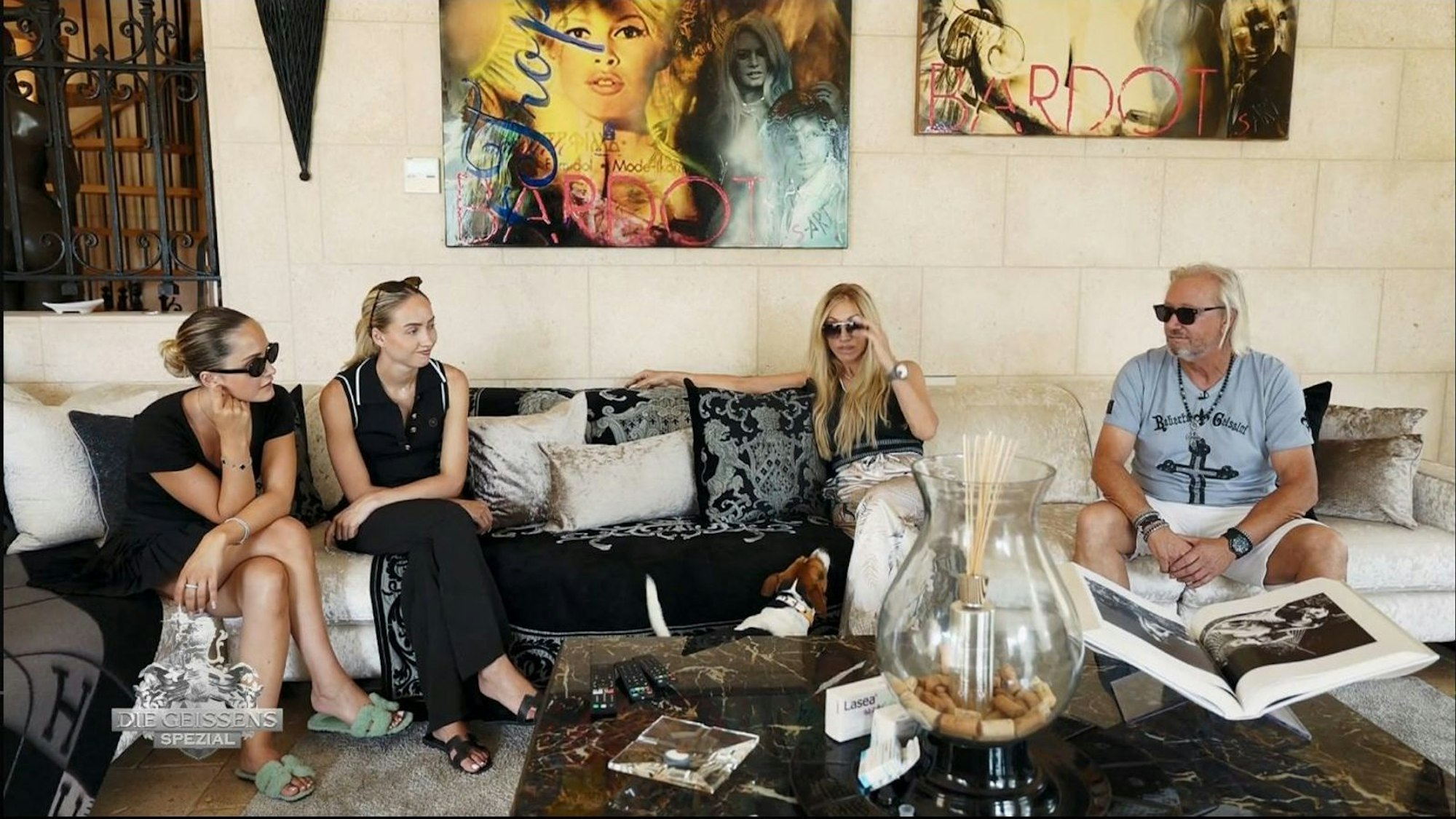 Gemeinsam mit ihren Töchtern Davina und Shania erzählen die Geissens, wie sie den Überfall erlebt haben. (Bild: RTL ZWEI)