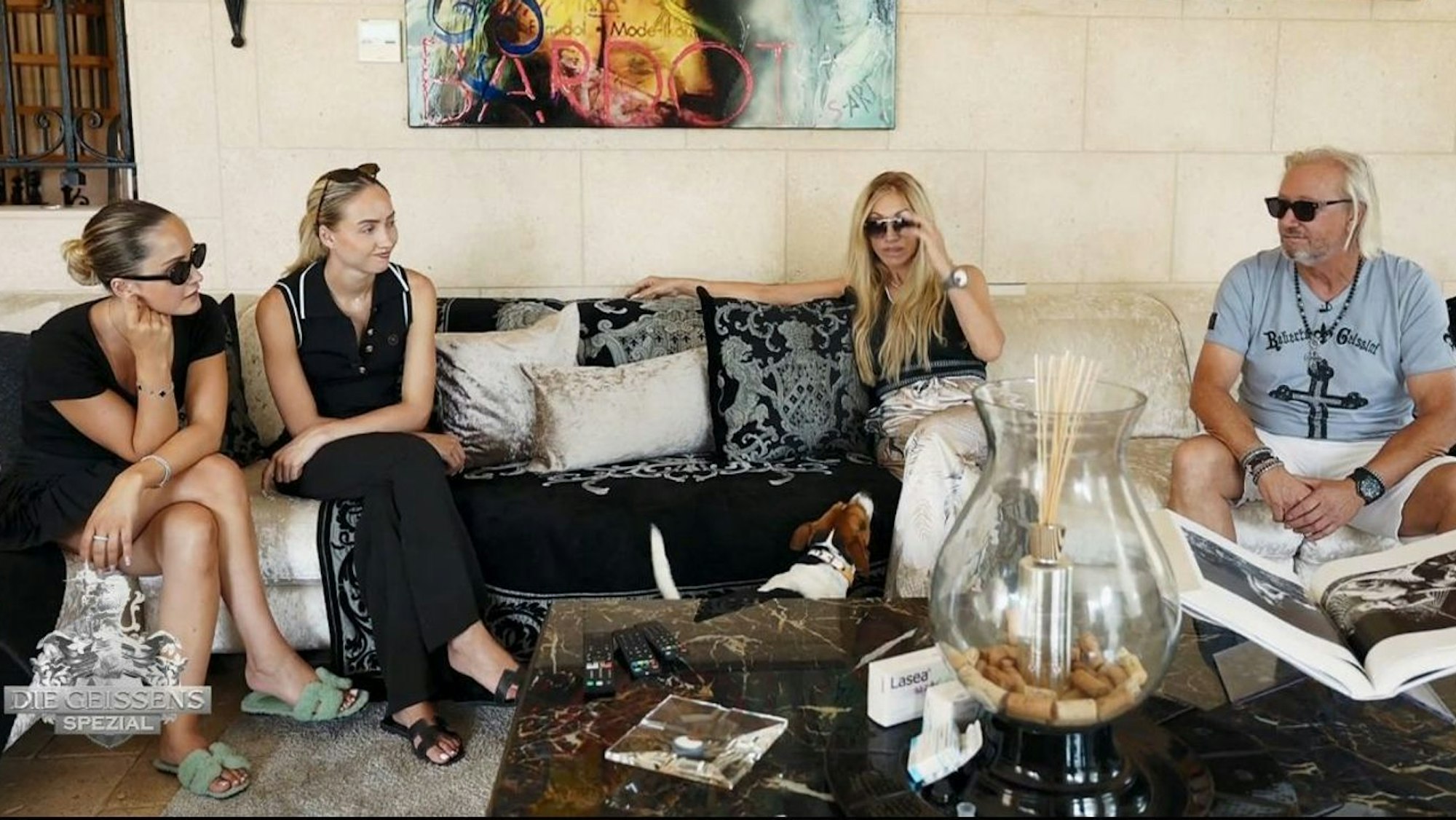 Die Geissens sitzen auf einem Sofa.