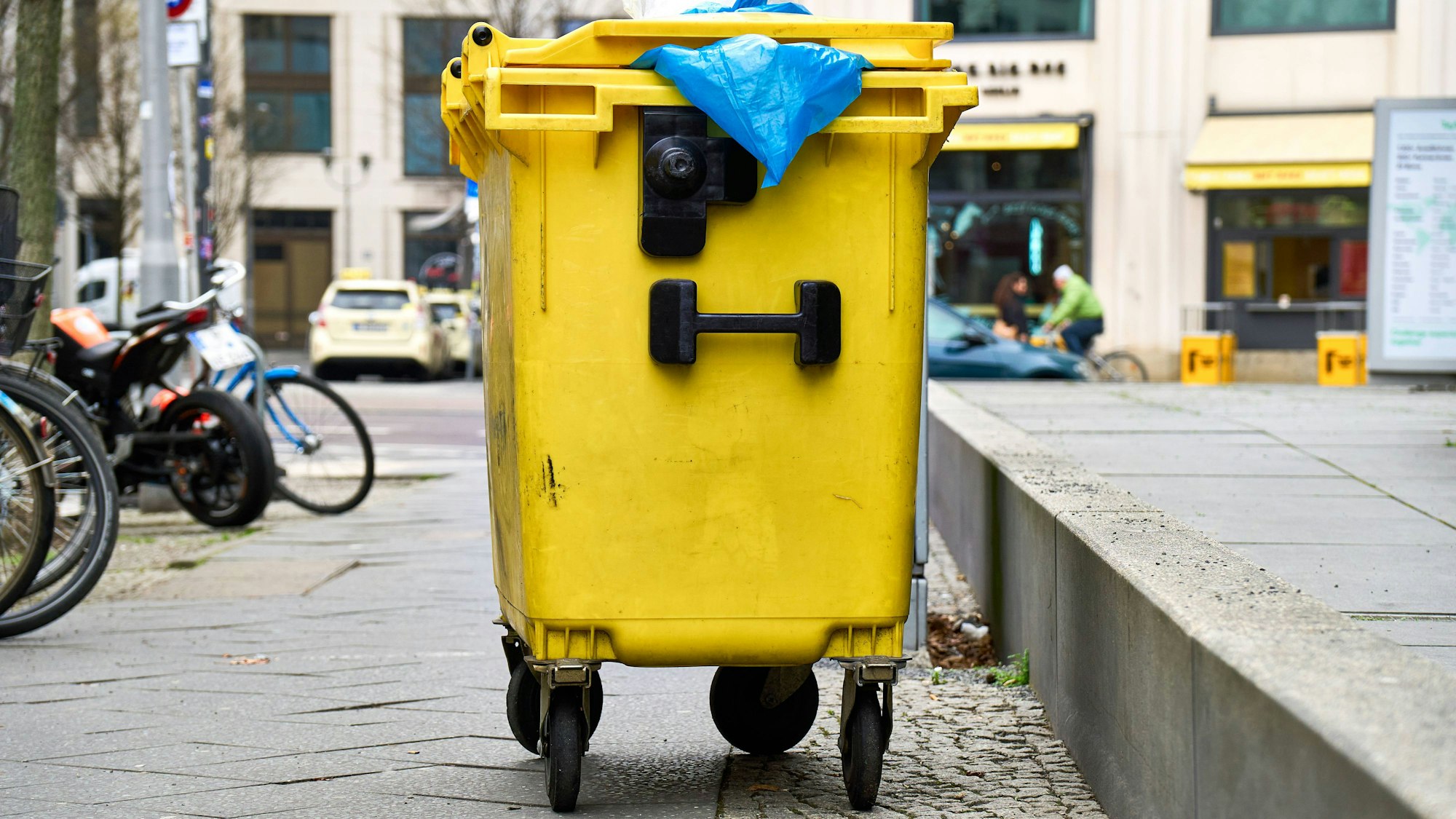 Überfüllte Mülltonne auf der Straße