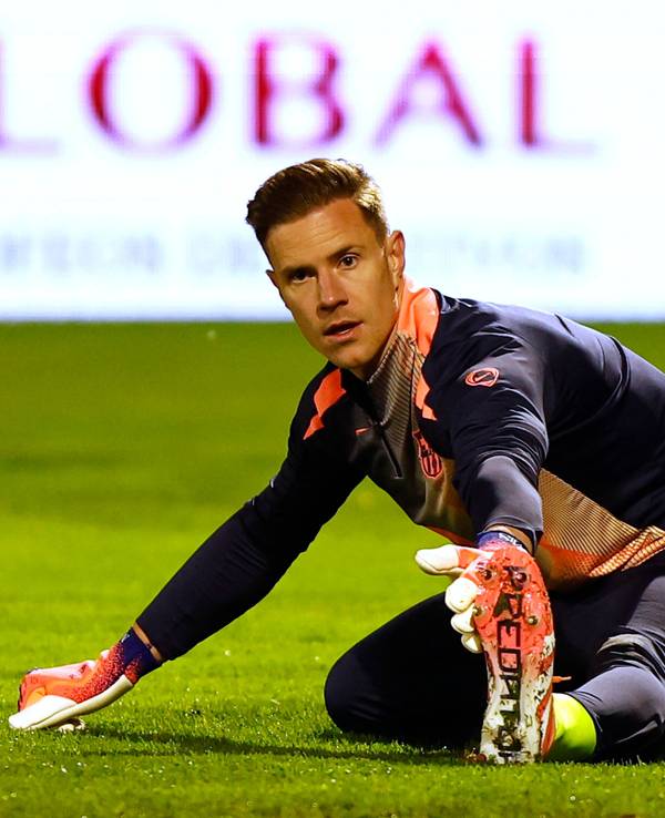 Marc-André ter Stegen dehnt sich.