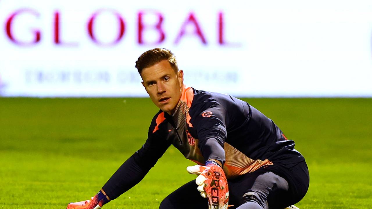 Marc-André ter Stegen dehnt sich.