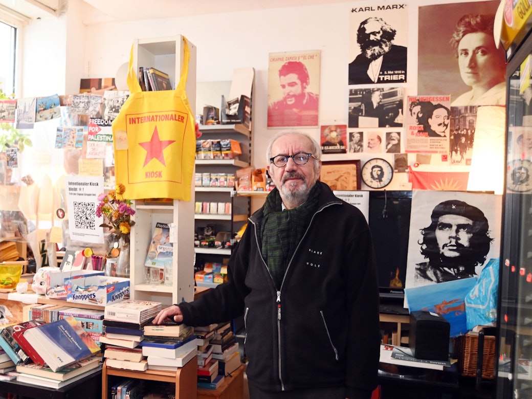 Ein Mann seht in einem Kiosk