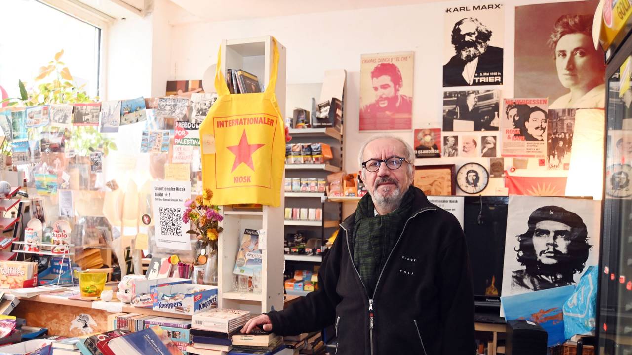 Azad Hawrami steht in seinem Kiosk.