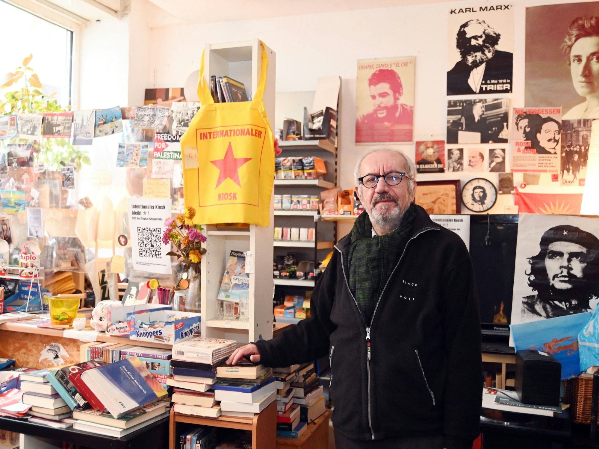 Ein Mann seht in einem Kiosk