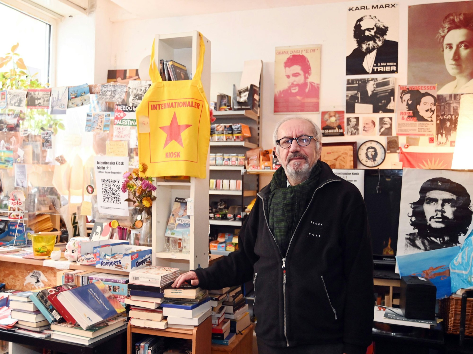 Azad Hawrami steht in seinem Kiosk.