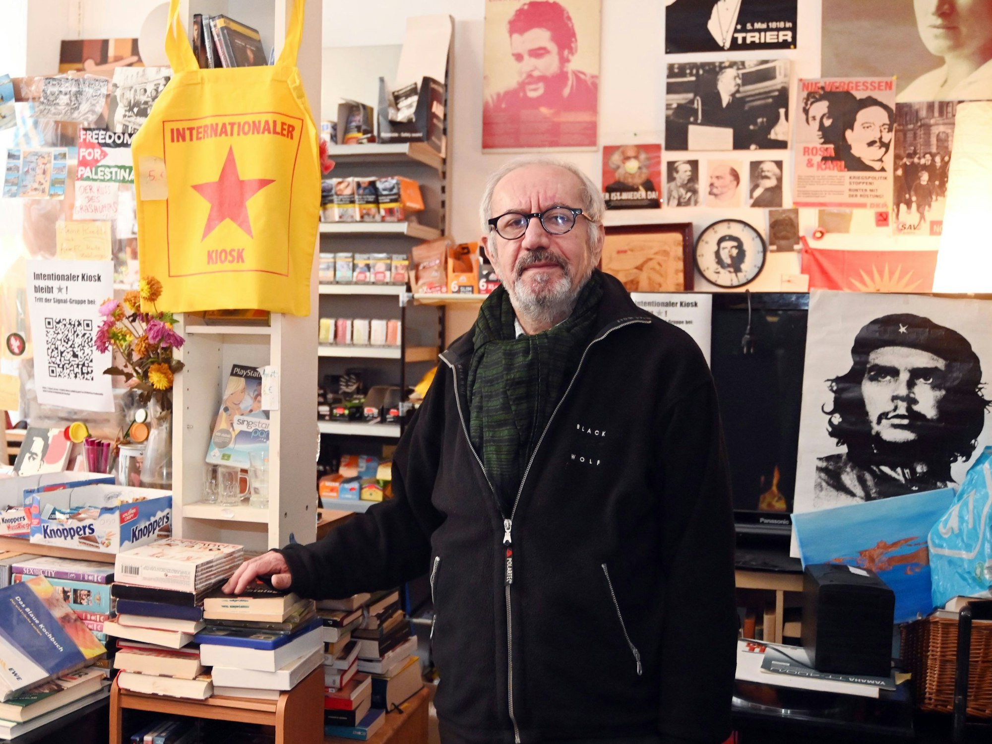 Azad Hawrami steht in seinem Kiosk.