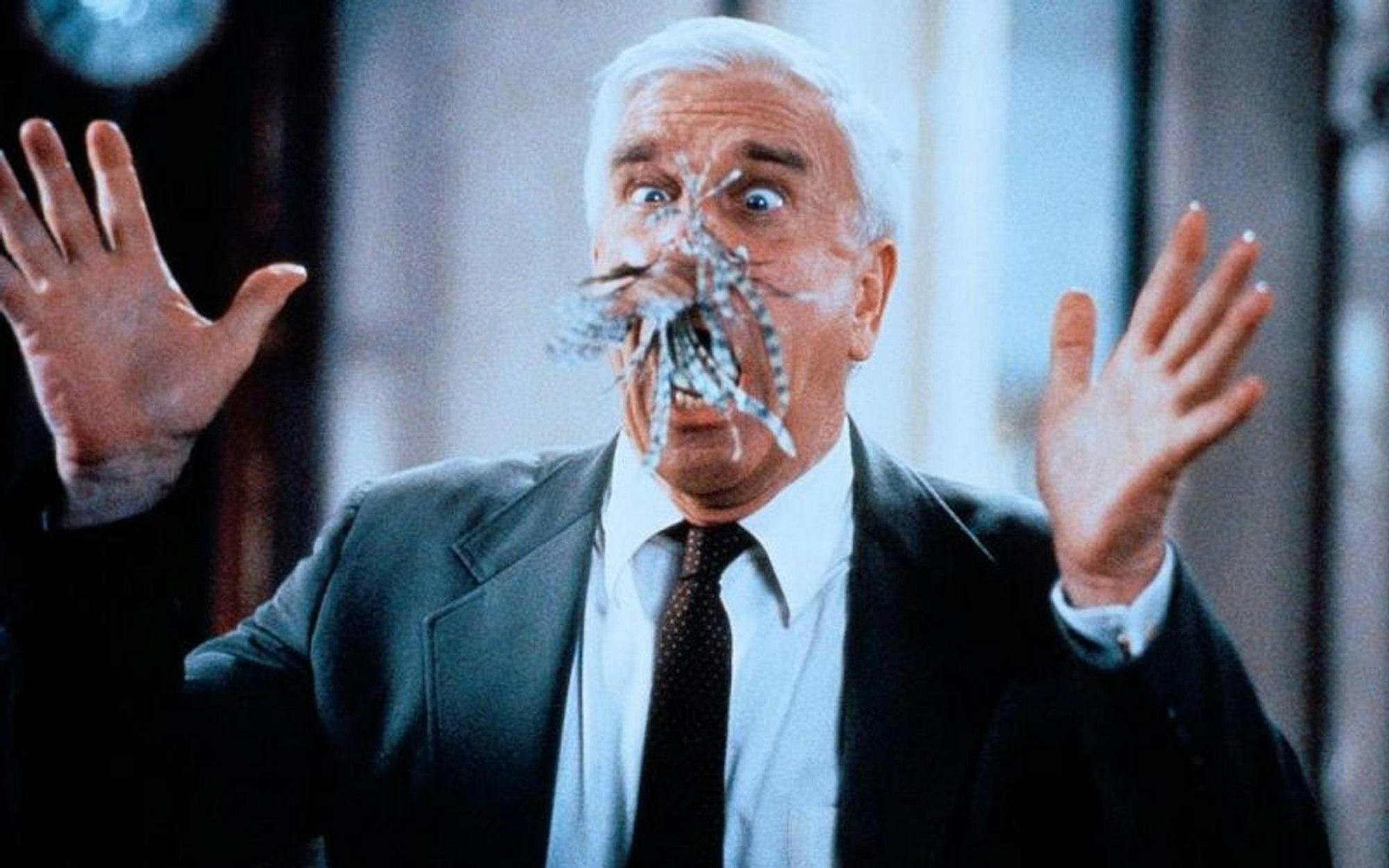 Frank Drebins (Leslie Nielsen) Nase befindet sich in einer misslichen Lage. (Bild: Paramount)