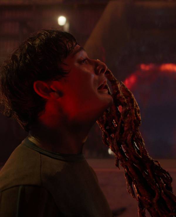 Noah Schnapp als Will Byers and Jamie Campbell Bower als Vecna in der fünften Staffel von Stranger Things.
