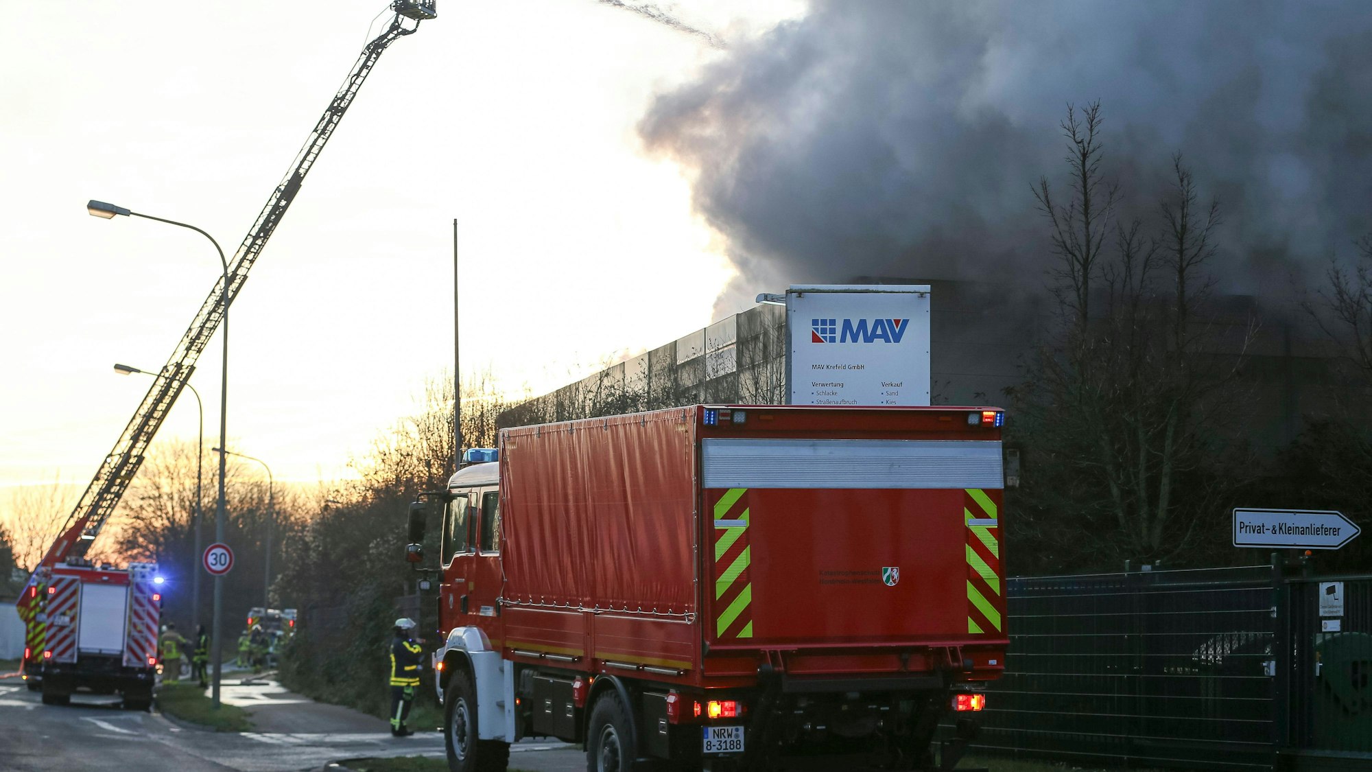 Feuerwehrleute im Einsatz bei einem Brand