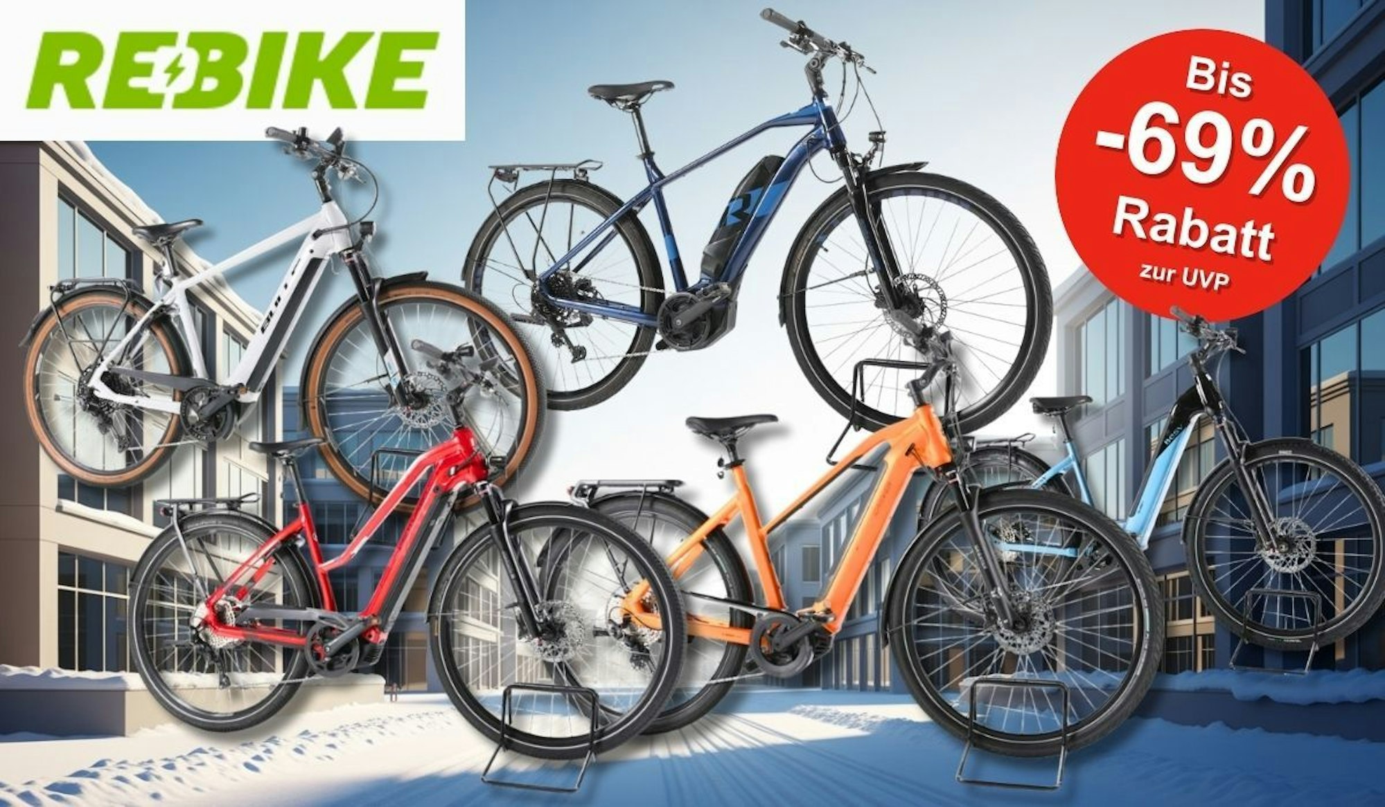 Verschiedene Trekking-, City- und Mountain-E-Bike Modelle vor einem Hintergrund einer verschneiten Innenstadt an einem klaren, hellen Tag.