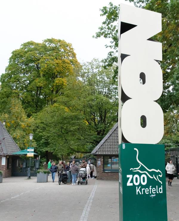 Blick auf den Eingang des Zoos in Krefeld (Archivbild).