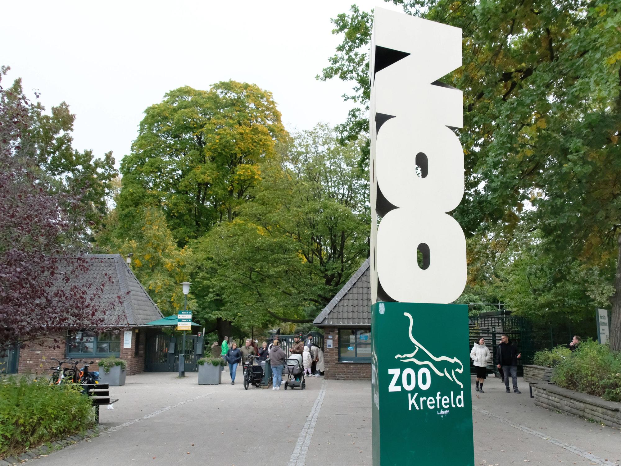 Blick auf den Eingang des Zoos in Krefeld (Archivbild).