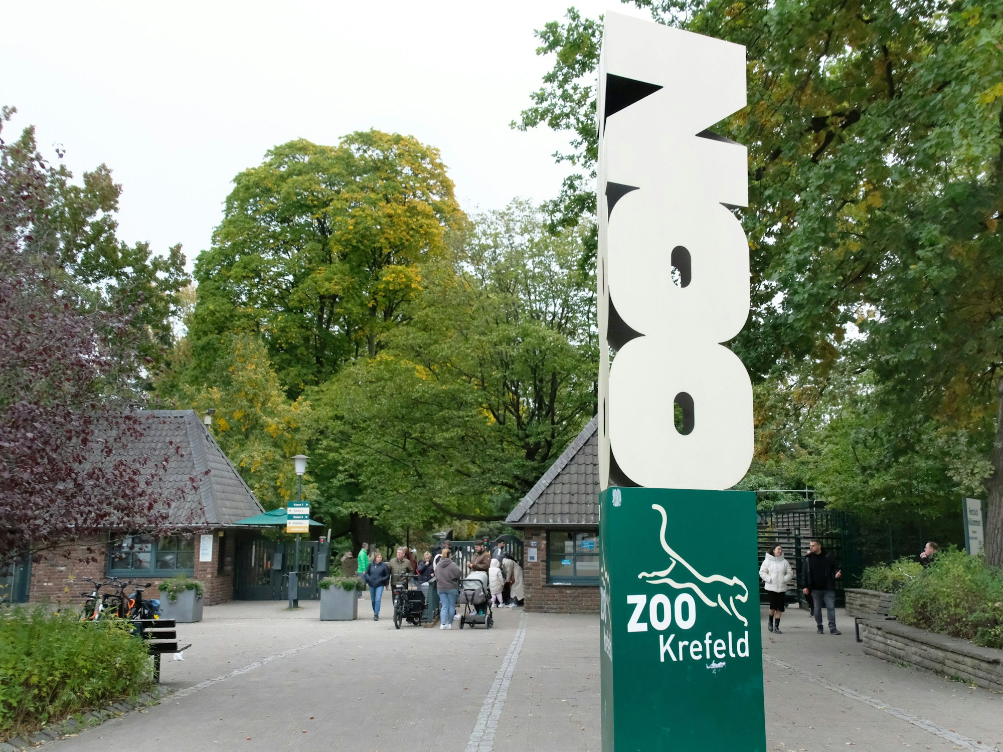Blick auf den Eingang des Zoos in Krefeld (Archivbild).