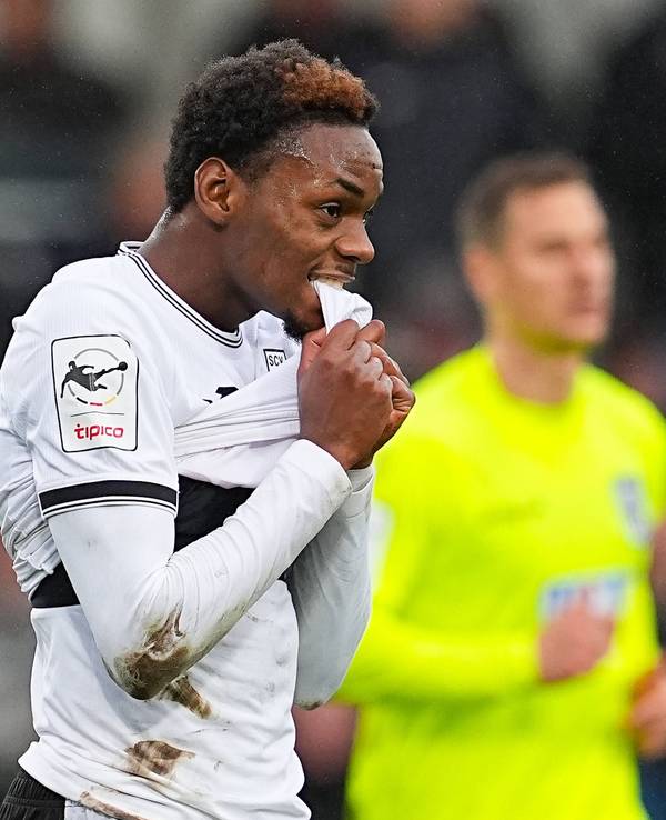 Chilohem Onuoha beißt sich aus Frust in sein Trikot des SV Verl.