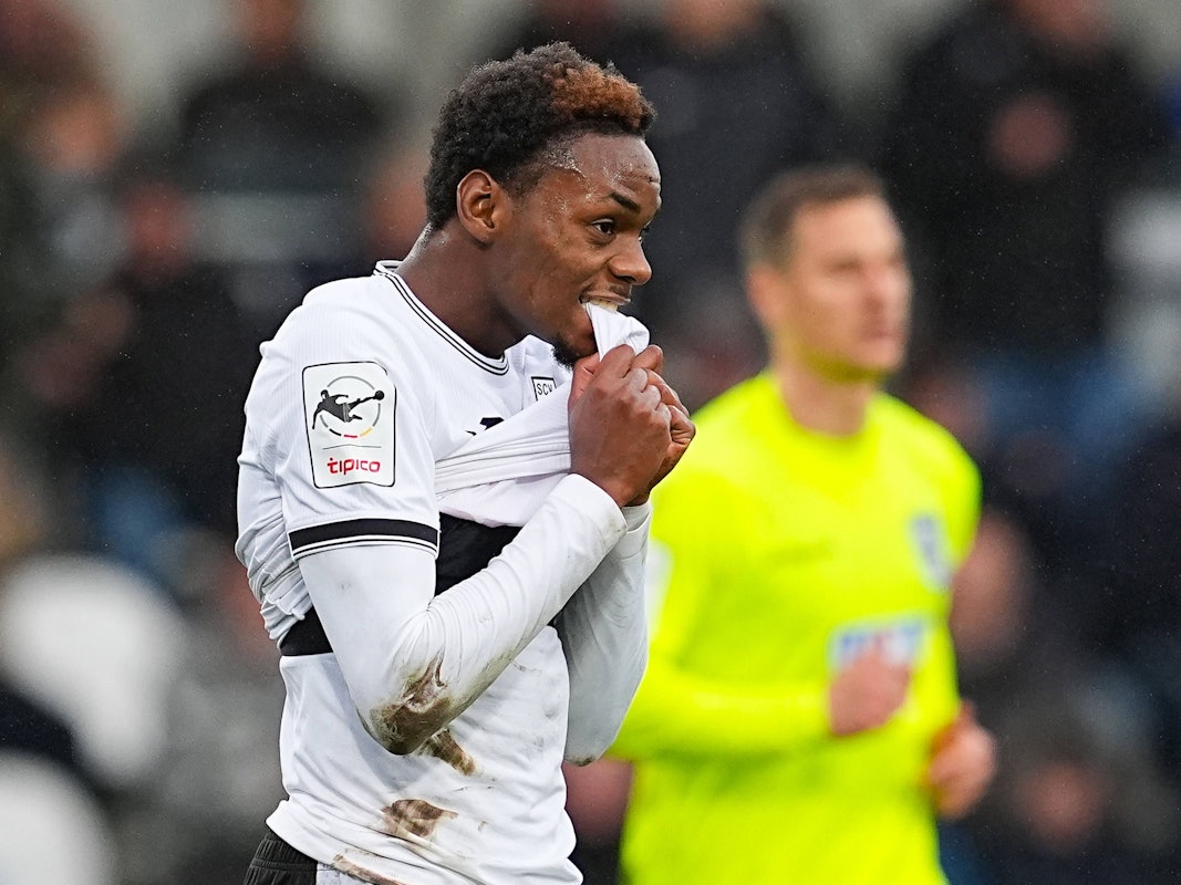 Chilohem Onuoha beißt sich aus Frust in sein Trikot des SV Verl.