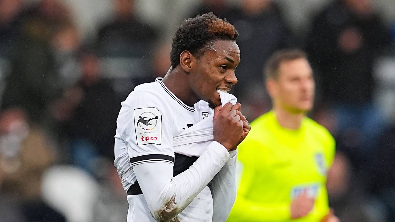 Chilohem Onuoha beißt sich aus Frust in sein Trikot des SV Verl.