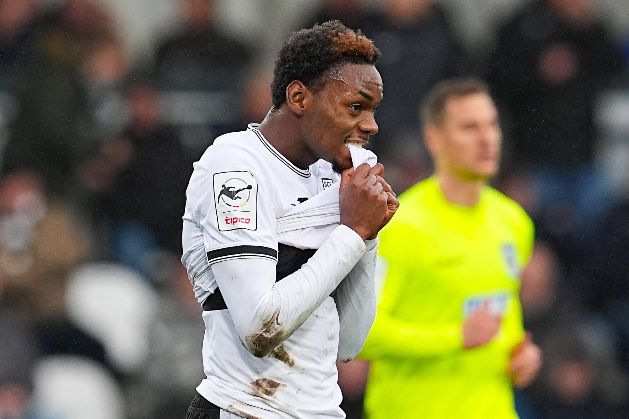 Chilohem Onuoha beißt sich aus Frust in sein Trikot des SV Verl.