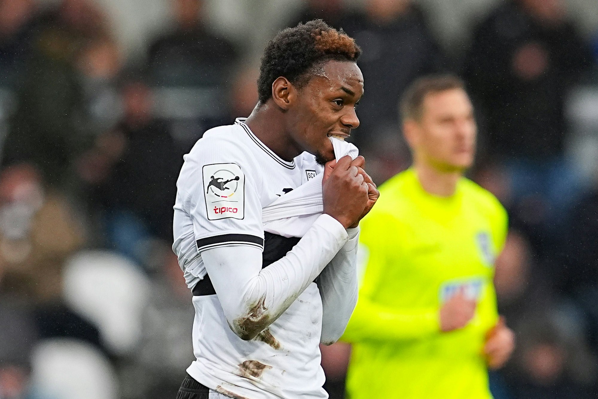 Chilohem Onuoha beißt sich aus Frust in sein Trikot des SV Verl.