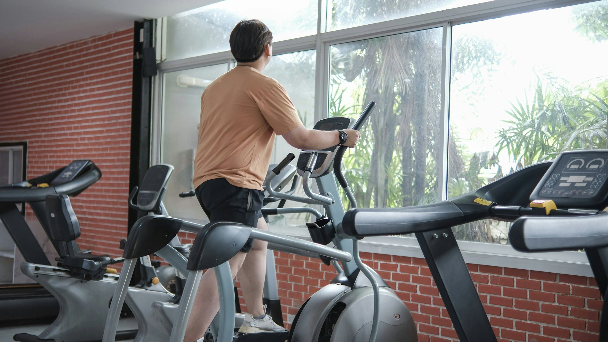 Ein übergewichtiger Mann beim Sport