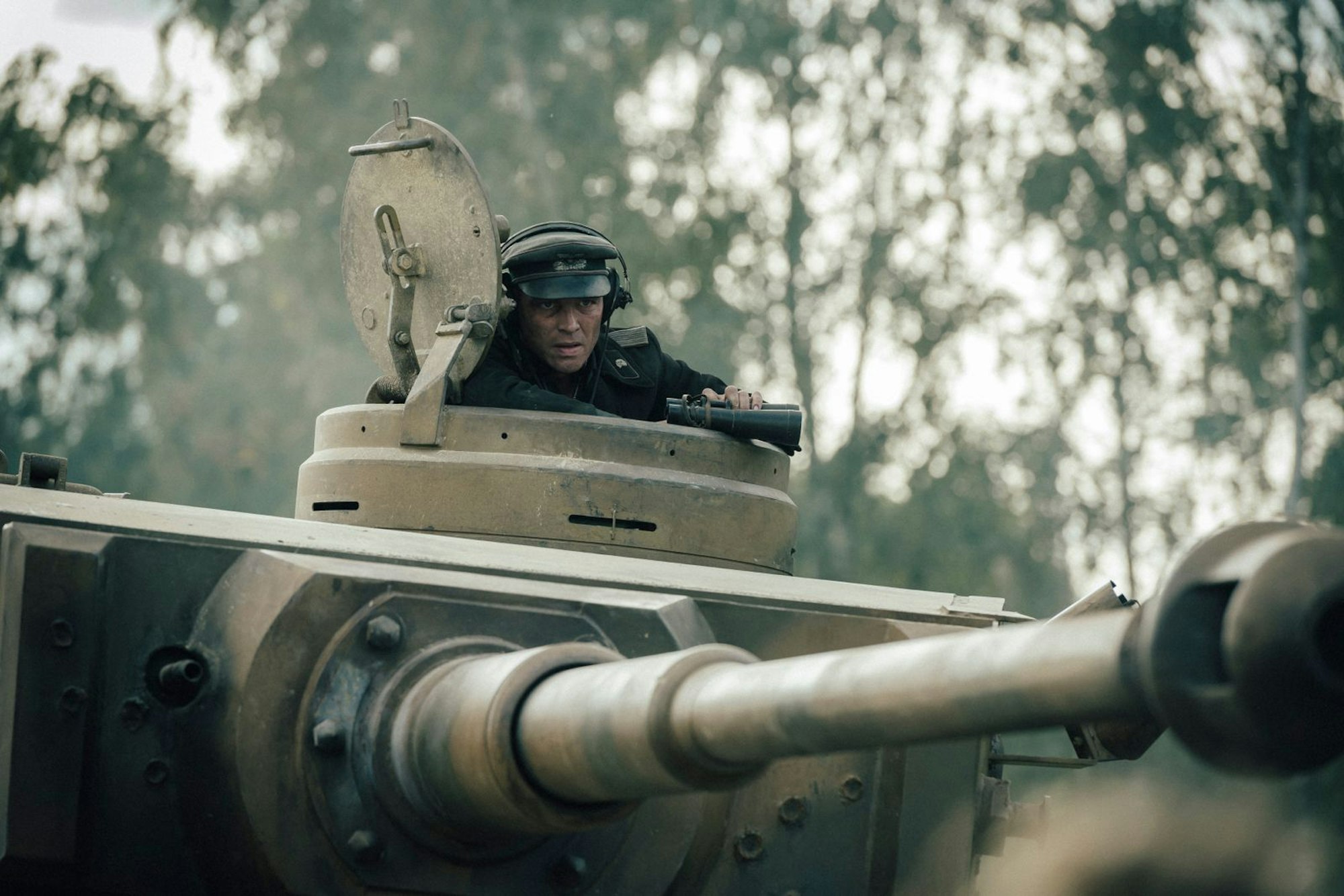 Kommandant Philip Gerkens (David Schütter) bringt seinen Tiger in Stellung. „Der Tiger“ ist der erste deutsche Amazon-Film mit eigenem Kinostart. (Bild: Amazon MGM Studios)