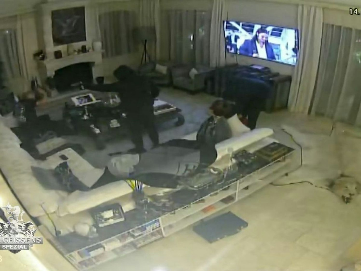 Aufnahmen der Überwachungskameras zeigen, wie die Täter Carmen und Robert bedrohten und verletzten. (Bild: RTL ZWEI)