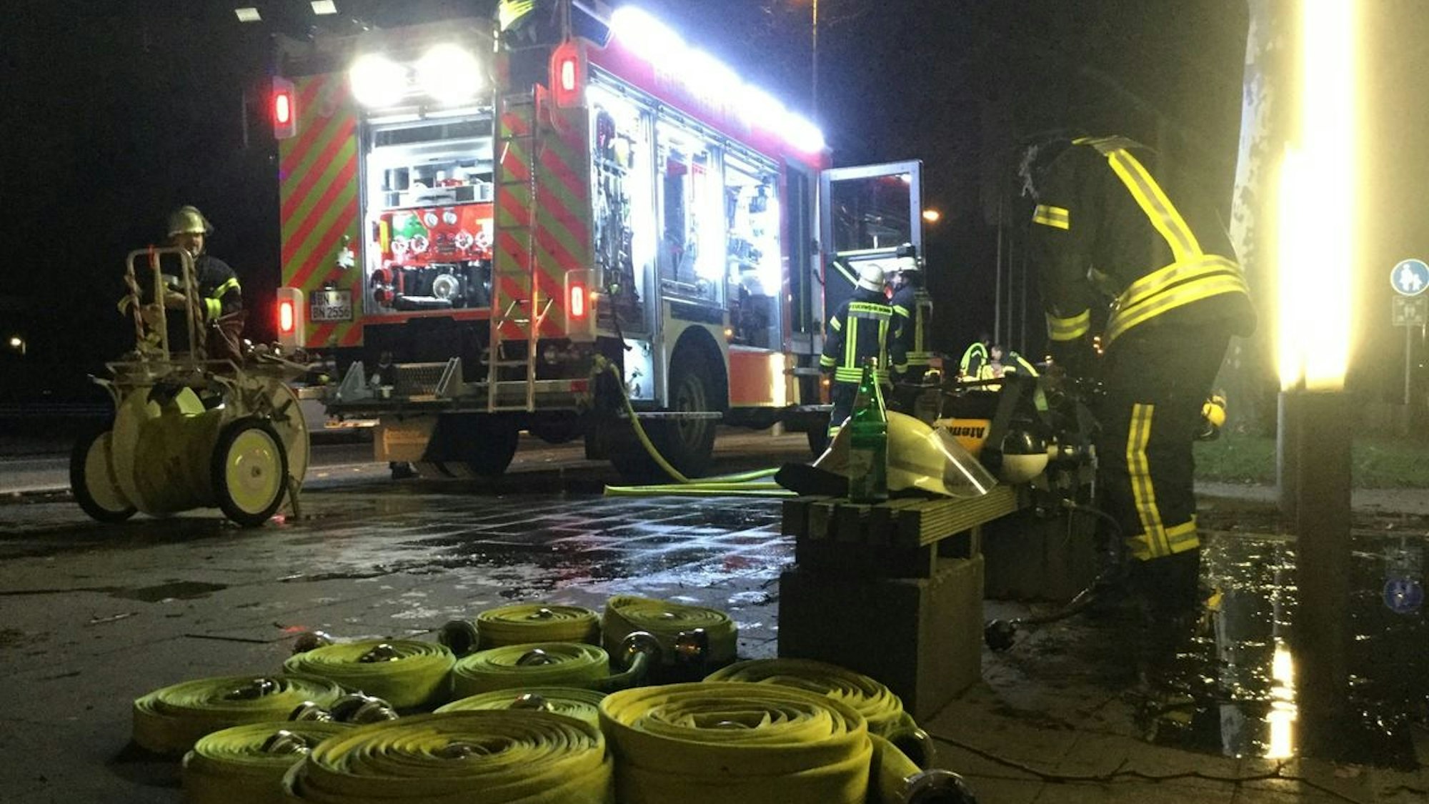 Kellerbrand in Bonner Nordstadt, Feuerwehr und Rettungsdienst im Einsatz.