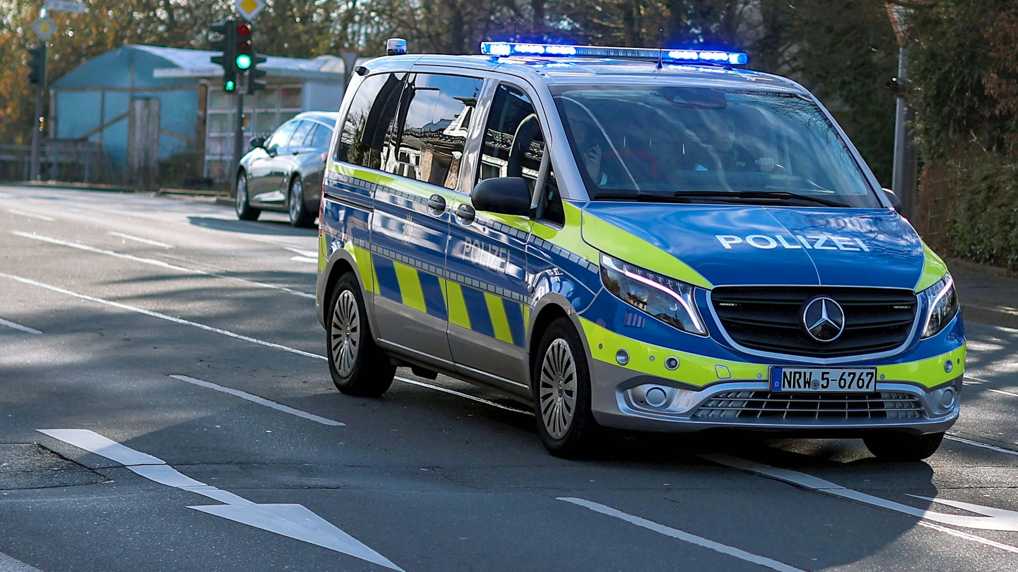 Polizeiauto mit Blaulicht auf Einsatzfahrt