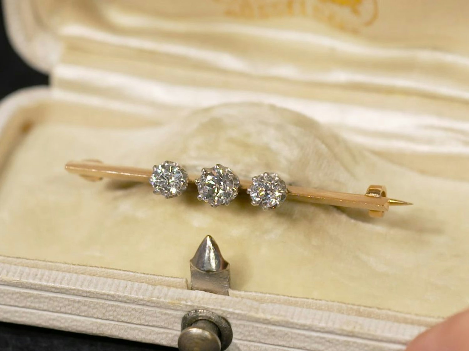 Als Nächstes sollte ein kleines Schmuckstück glänzen. (Bild: ZDF)