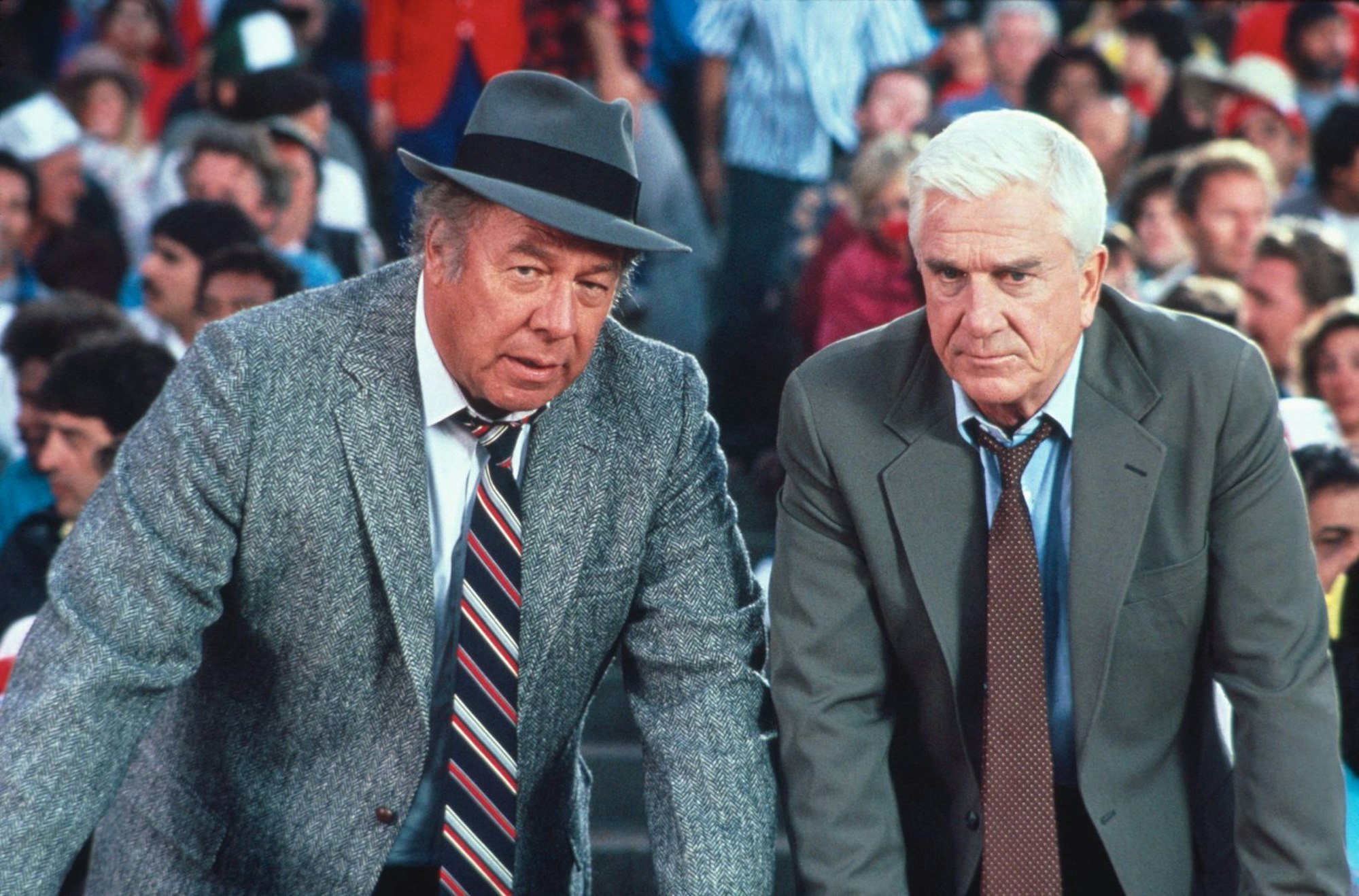 Ed Hocken (George Kennedy, links) und Frank Drebin (Leslie Nielsen) suchen im weiten Rund des Baseballstadions nach einem Attentäter. (Bild: ZDF/Elliott Marks)