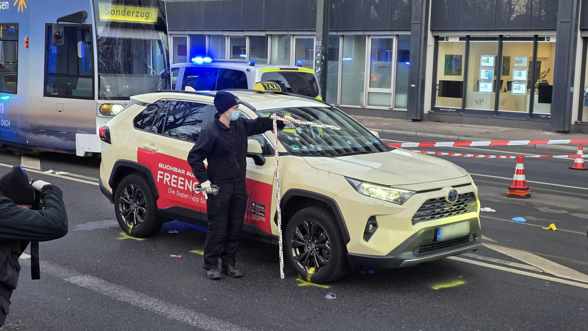 In der Düsseldorfer Innenstadt wurde offenbar auf einen Fahrgast in einem Taxi geschossen. Der Täter konnte fliehen.