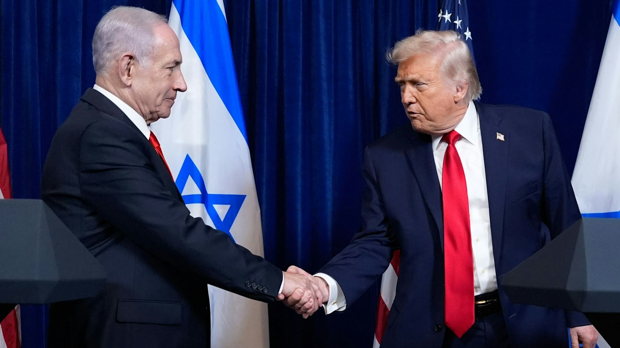 US-Präsident Donald Trump schüttelt dem israelischen Ministerpräsidenten Benjamin Netanjahu die Hand.