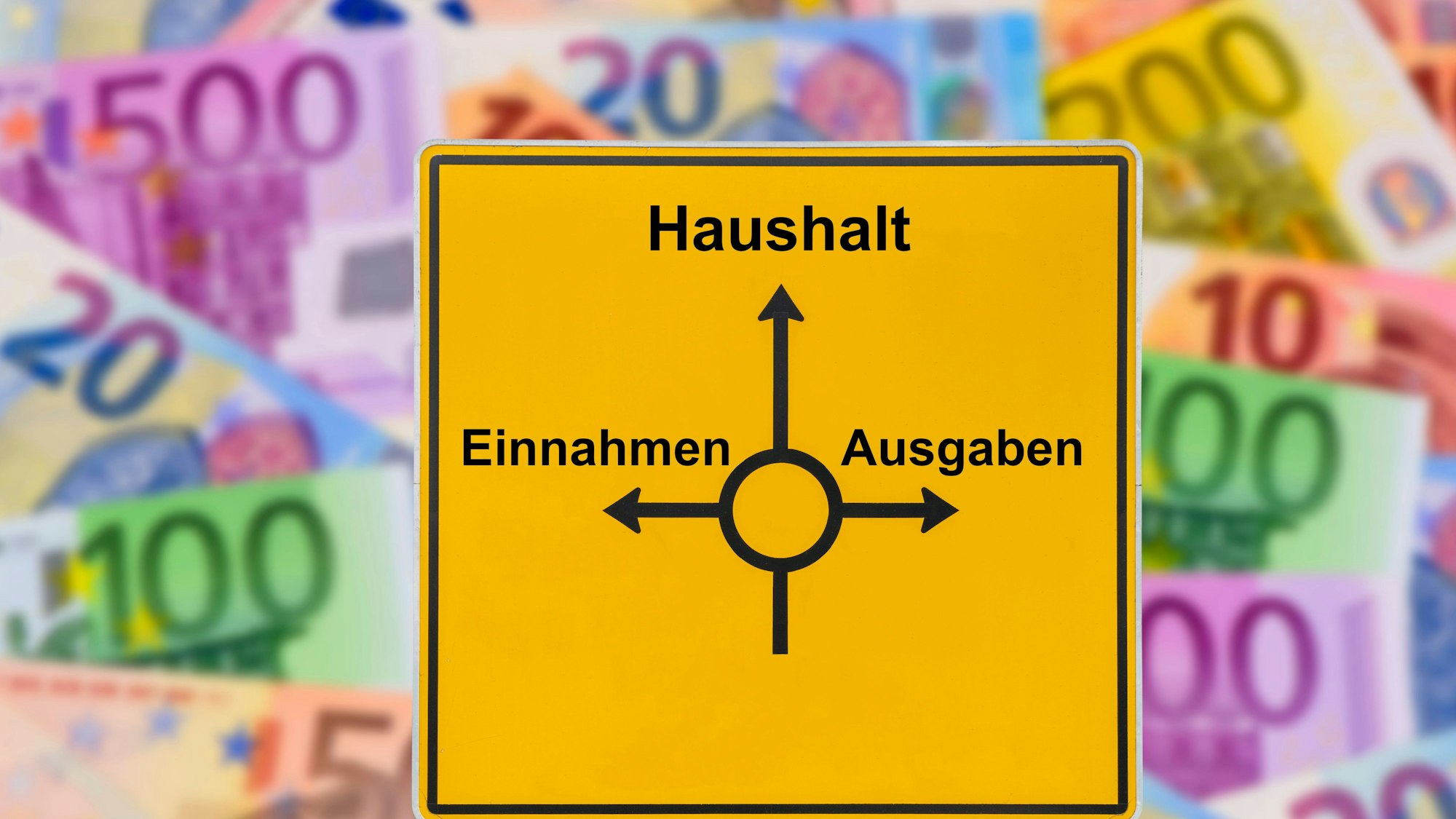 Wegweiser für Haushalt, Einnahmen und Ausgaben mit Geldscheinen