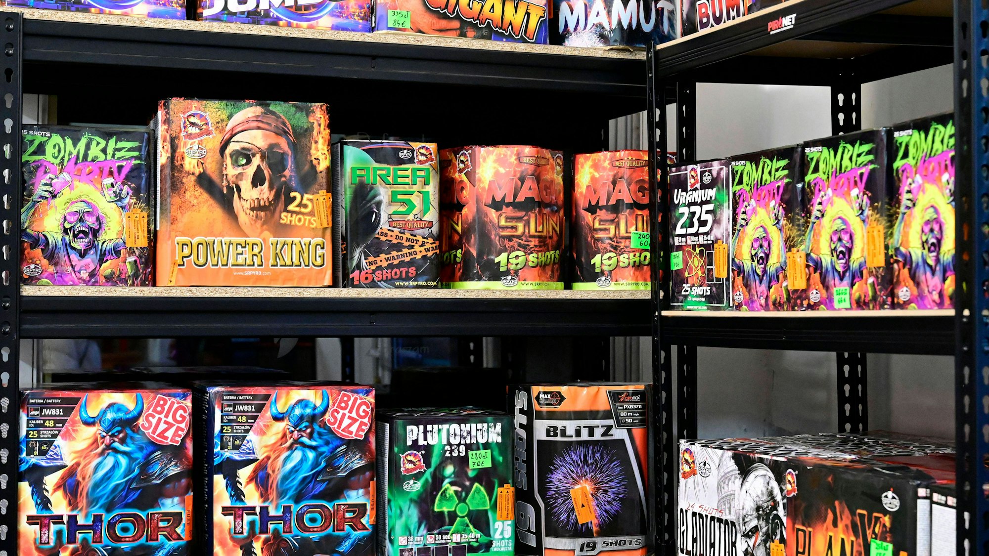 Vielfältiges Feuerwerk auf mehreren Verkaufsregalen