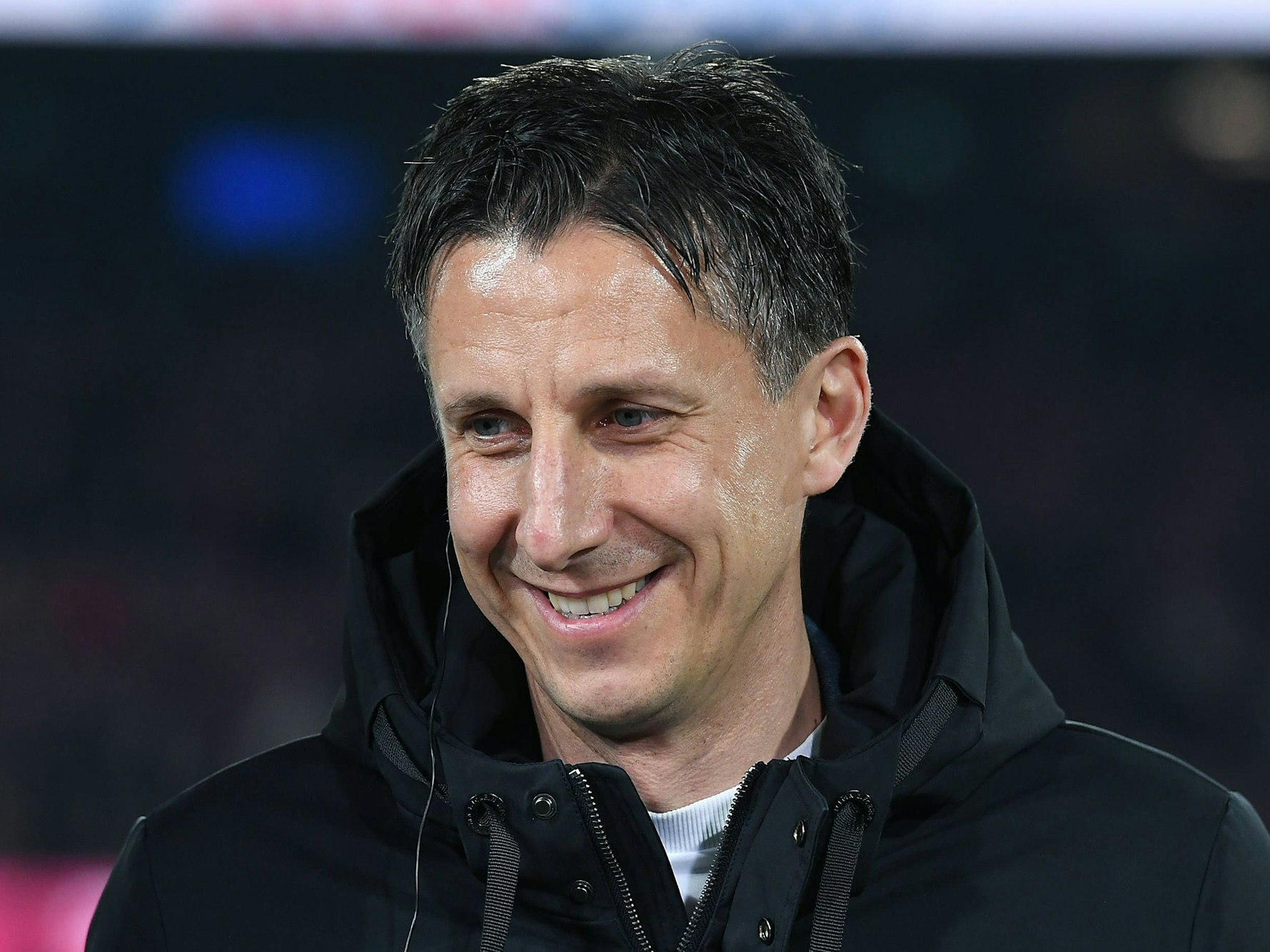 Christian Keller lächelt bei einem TV-Interview mit Stadion.