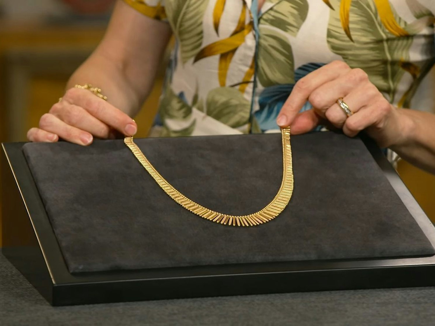 Mit reichlich 750er-Gold warteten die nächsten Verkäufer dieses Colliers auf. (Bild: ZDF)