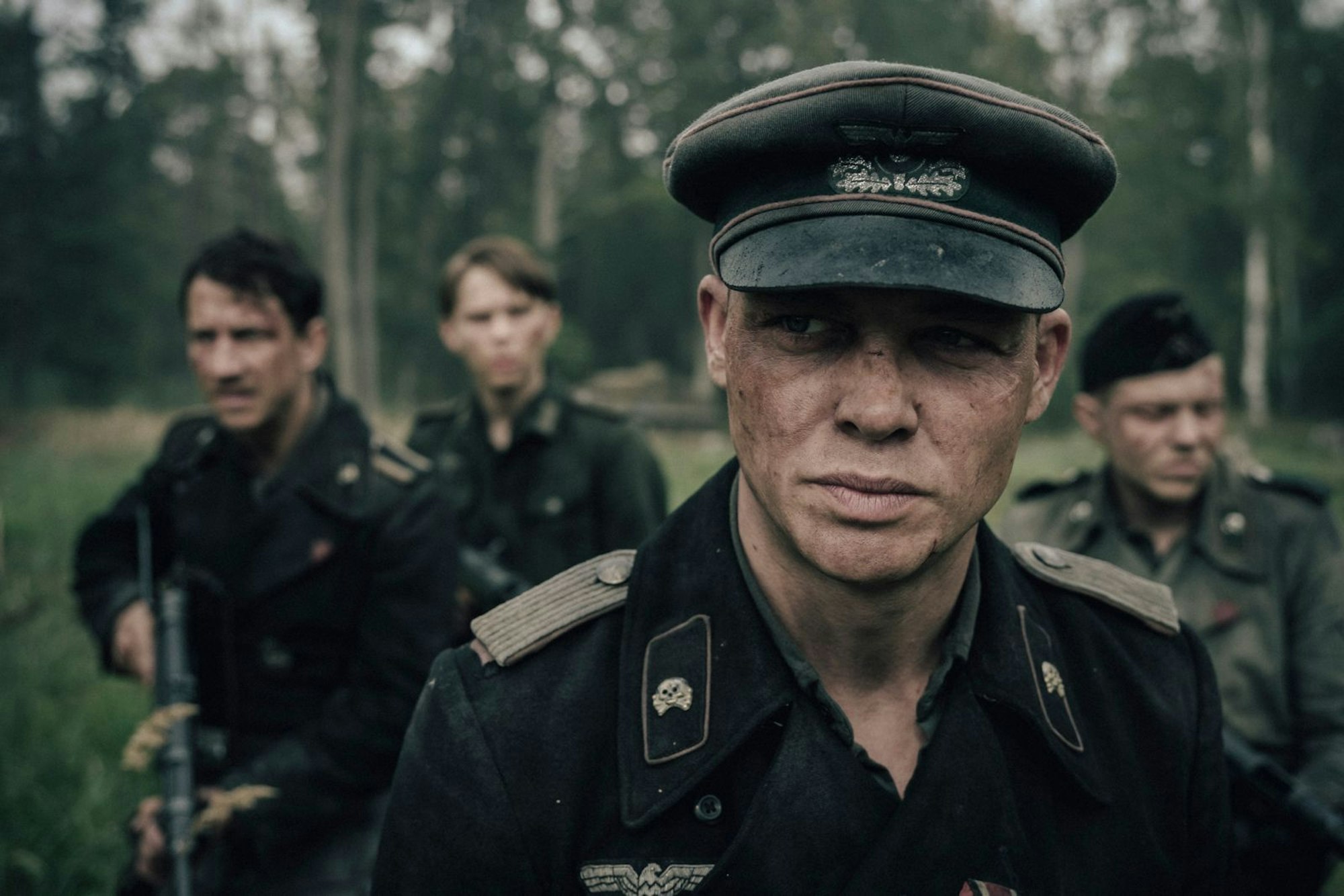 Panzerkommandeur Philip Gerkens (David Schütter, zweiter von rechts) muss im Kriegsdrama „Der Tiger“ seine Männer hinter die feindlichen Linien der Ostfront führen, um einen Spezialeinsatz durchzuführen. (Bild: Amazon MGM Studios)