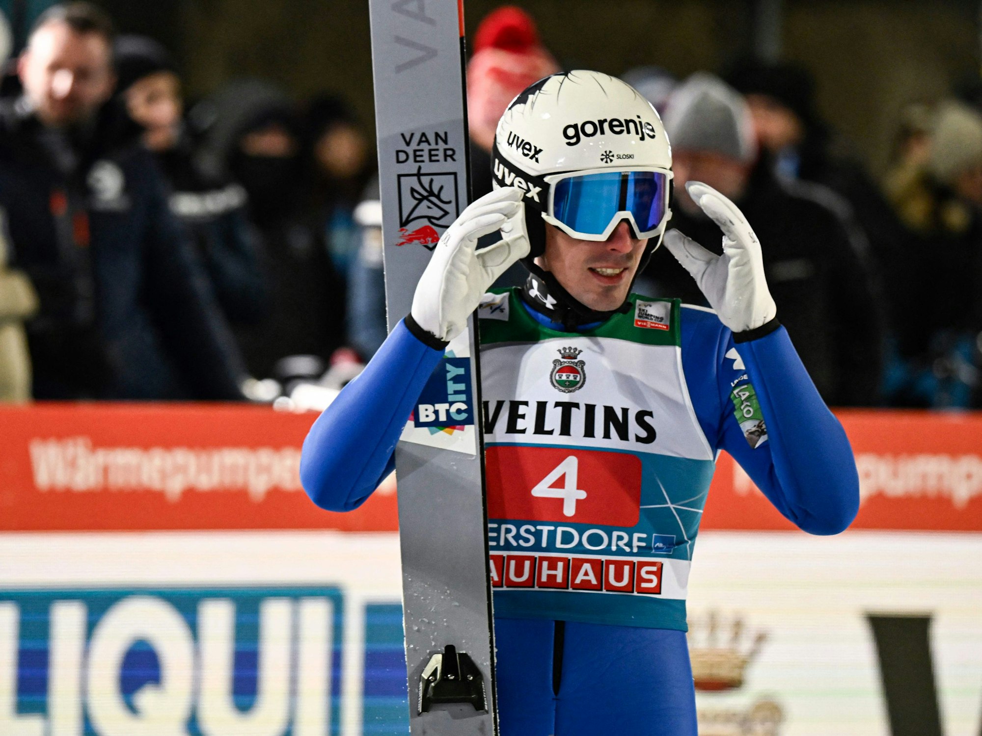 Timi Zajc, hier nach seinem Sprung in Oberstdorf, wurde erneut disqualifiziert.