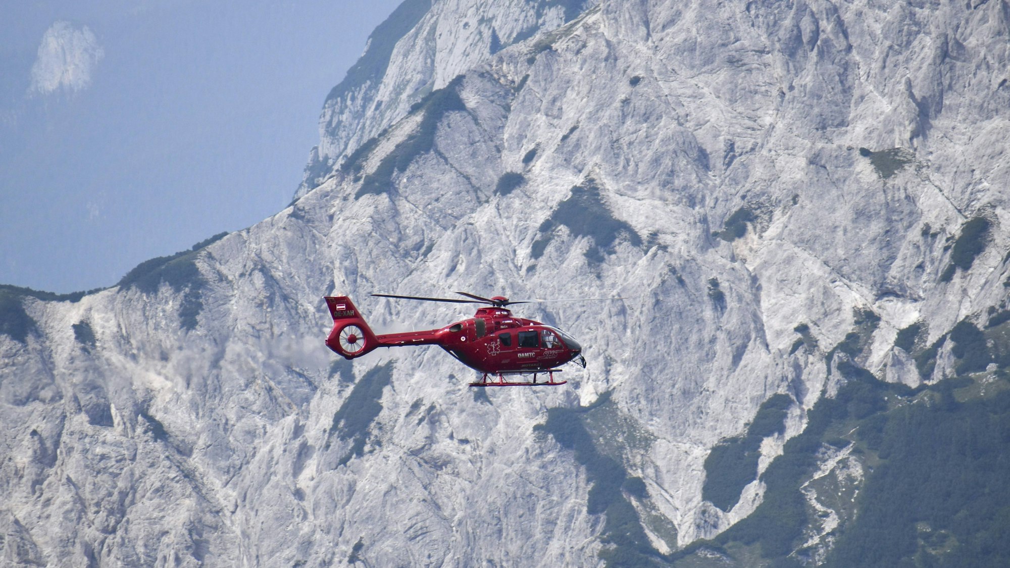 Rettungshubschrauber im Einsatz vor Bergen