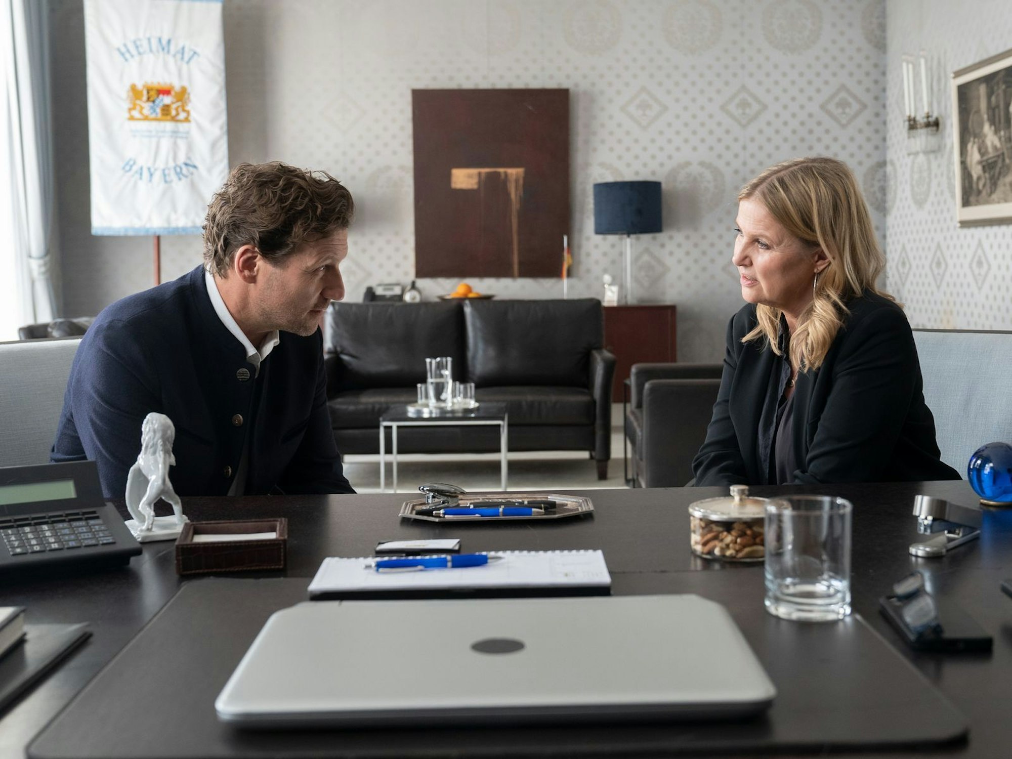 Im ersten von acht neuen „Die Chefin“-Filmen, „Blutschuld“ (Freitag, 2. Januar, 20.15 Uhr, ZDF), verhält sich der Staatssekretär Thomas Faber (Thomas Unger) verdächtig. Vera Lanz (Katharina Böhm) fragt sich, ob mehr dahinter steckt. (Bild: ZDF/Michael Marhoffer)