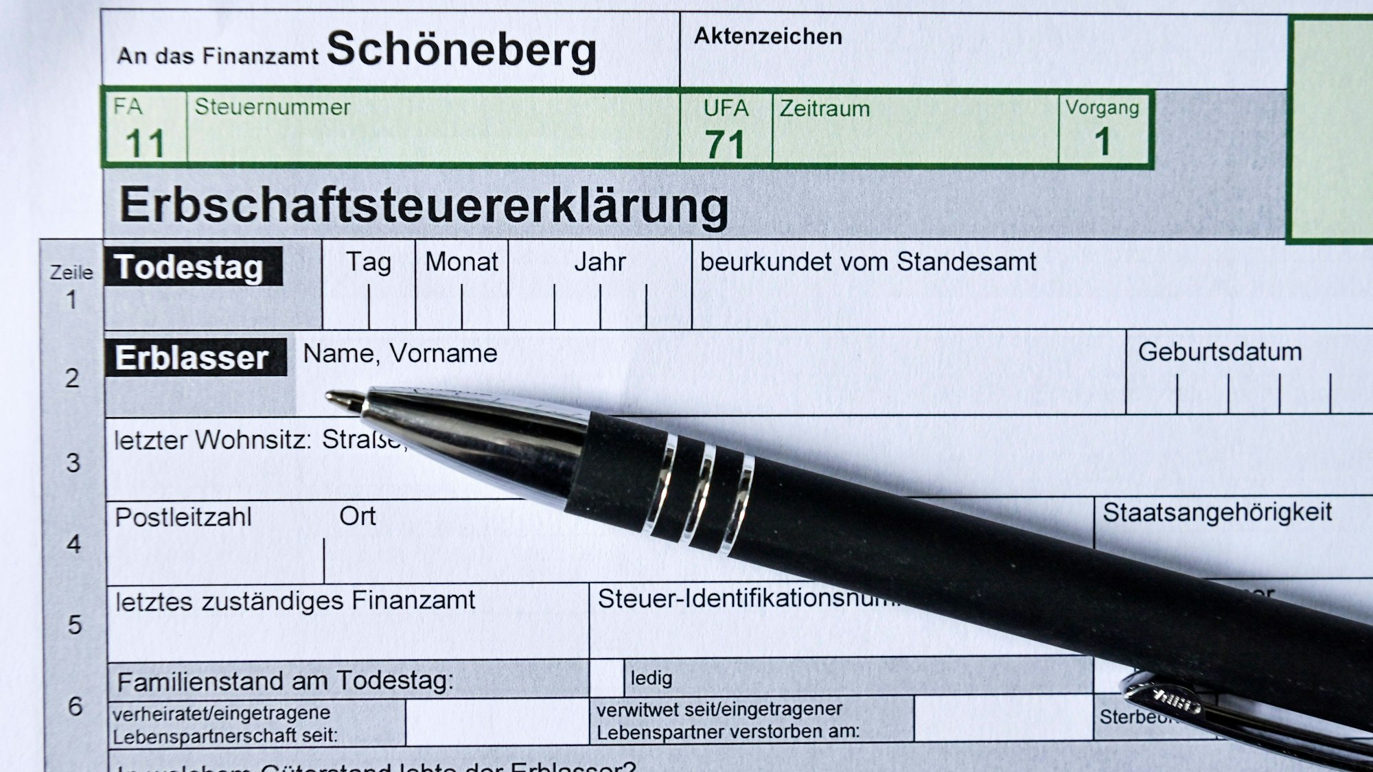 Steuerformular Erbschaftsteuererklärung und Kugelschreiber
